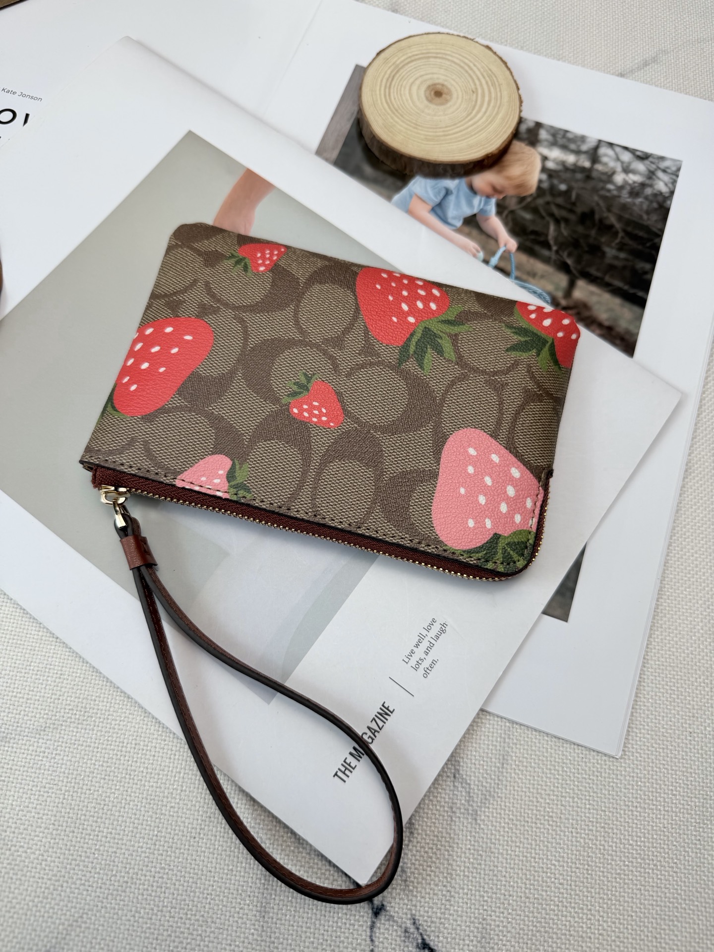 Coach 棕色老花帆布+ 俏皮又 金色丝印Logo点缀 品牌辨识度超高 使用了YKK拉链开合