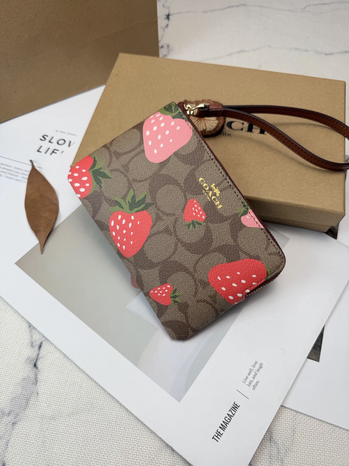Coach 棕色老花帆布+ 俏皮又 金色丝印Logo点缀 品牌辨识度超高 使用了YKK拉链开合