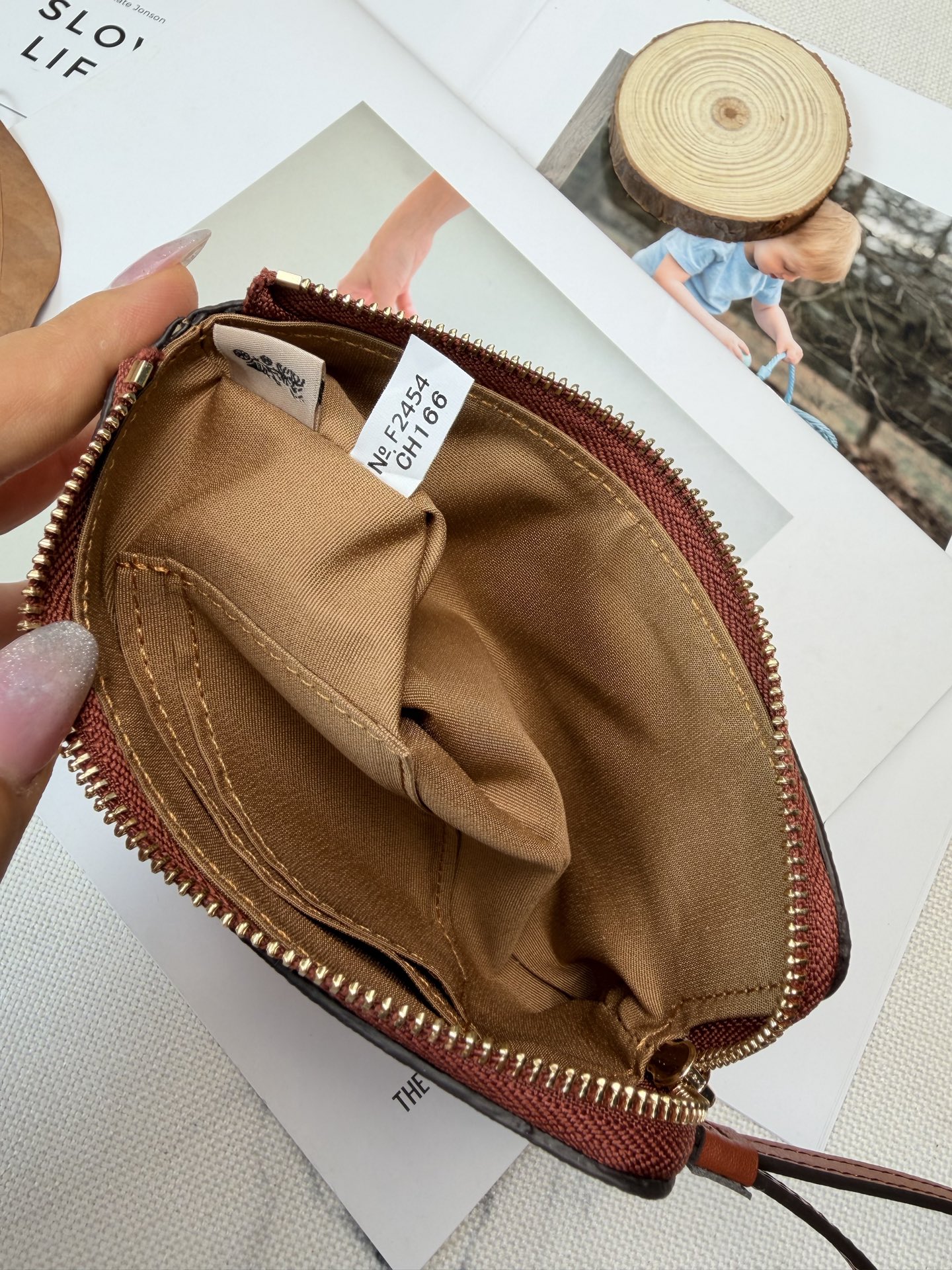 Coach 棕色老花帆布+ 俏皮又 金色丝印Logo点缀 品牌辨识度超高 使用了YKK拉链开合