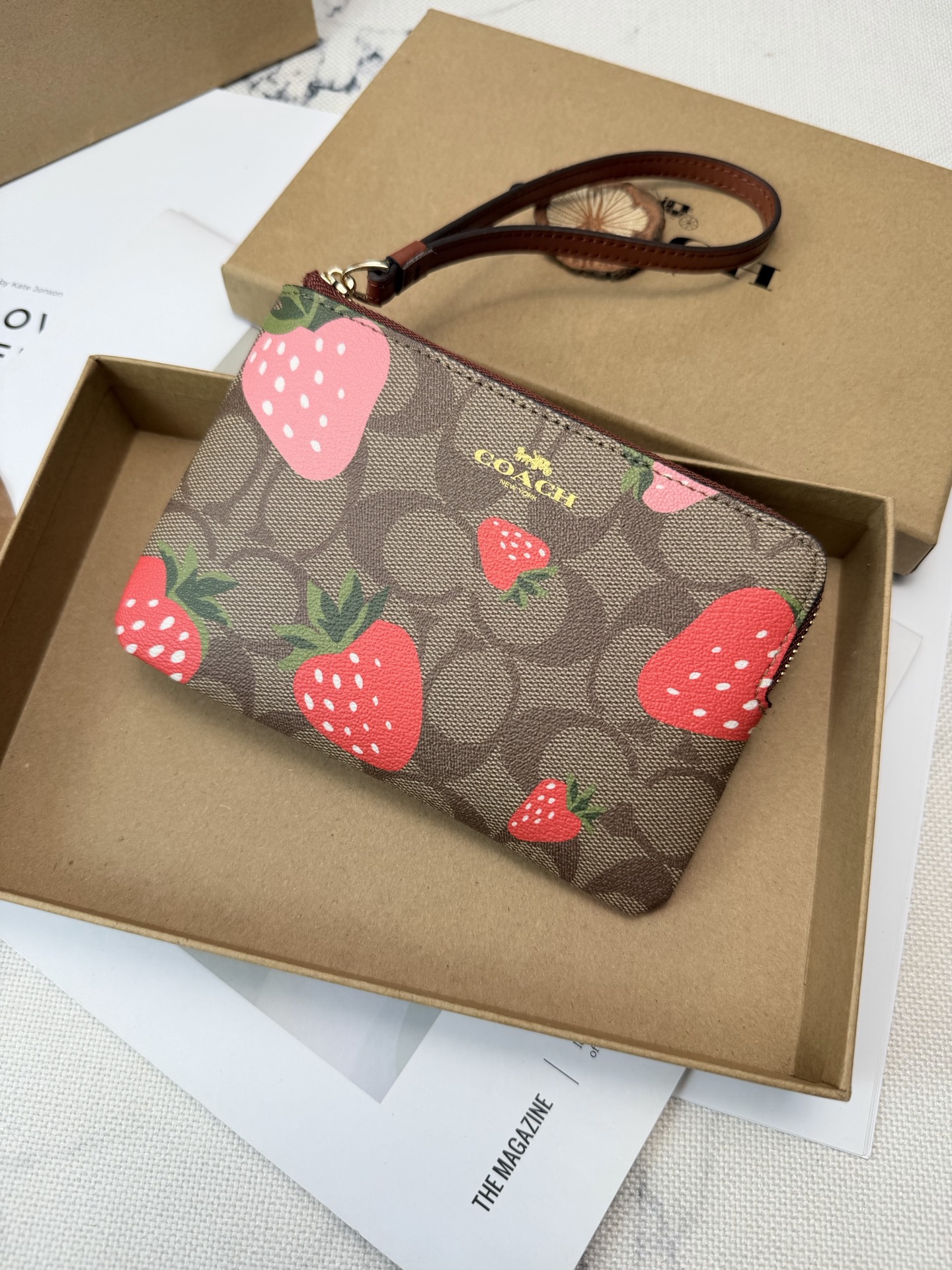 Coach 棕色老花帆布+ 俏皮又 金色丝印Logo点缀 品牌辨识度超高 使用了YKK拉链开合