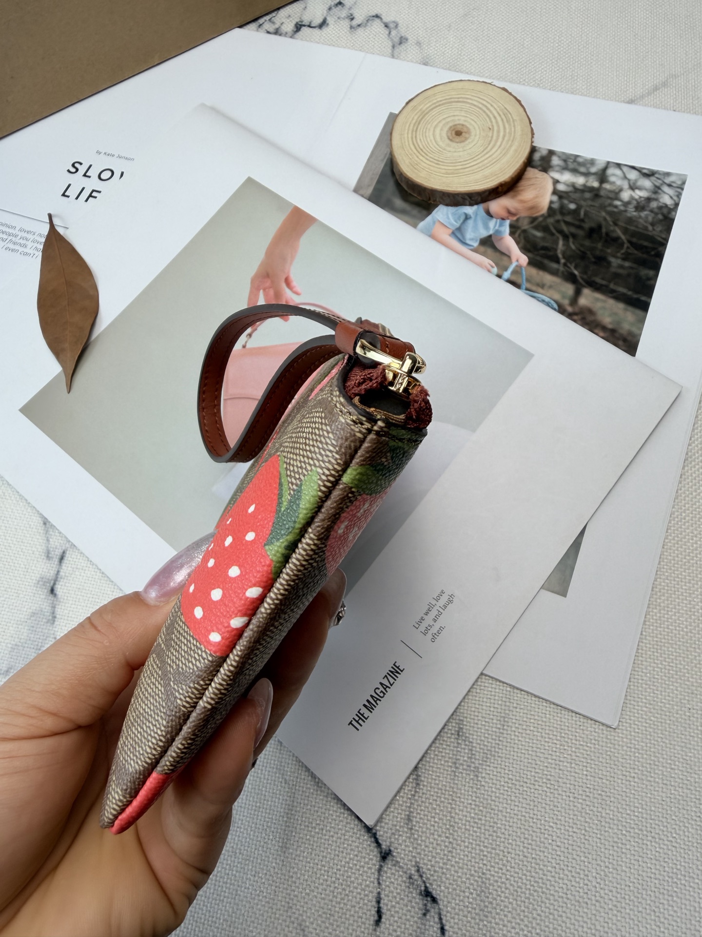 Coach 棕色老花帆布+ 俏皮又 金色丝印Logo点缀 品牌辨识度超高 使用了YKK拉链开合