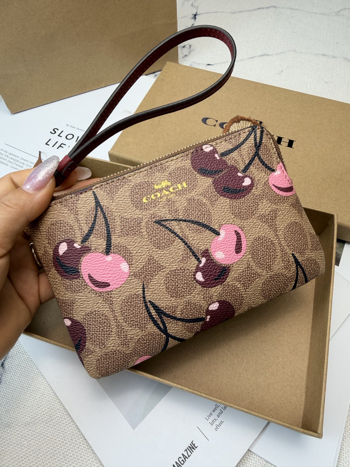 Coach 棕色老花帆布+樱桃图案 俏皮又 金色丝印Logo点缀 品牌辨识度超高 使用了YKK拉链开合