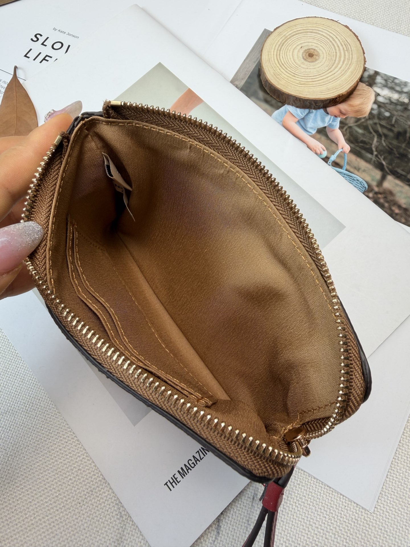 Coach 棕色老花帆布+樱桃图案 俏皮又 金色丝印Logo点缀 品牌辨识度超高 使用了YKK拉链开合