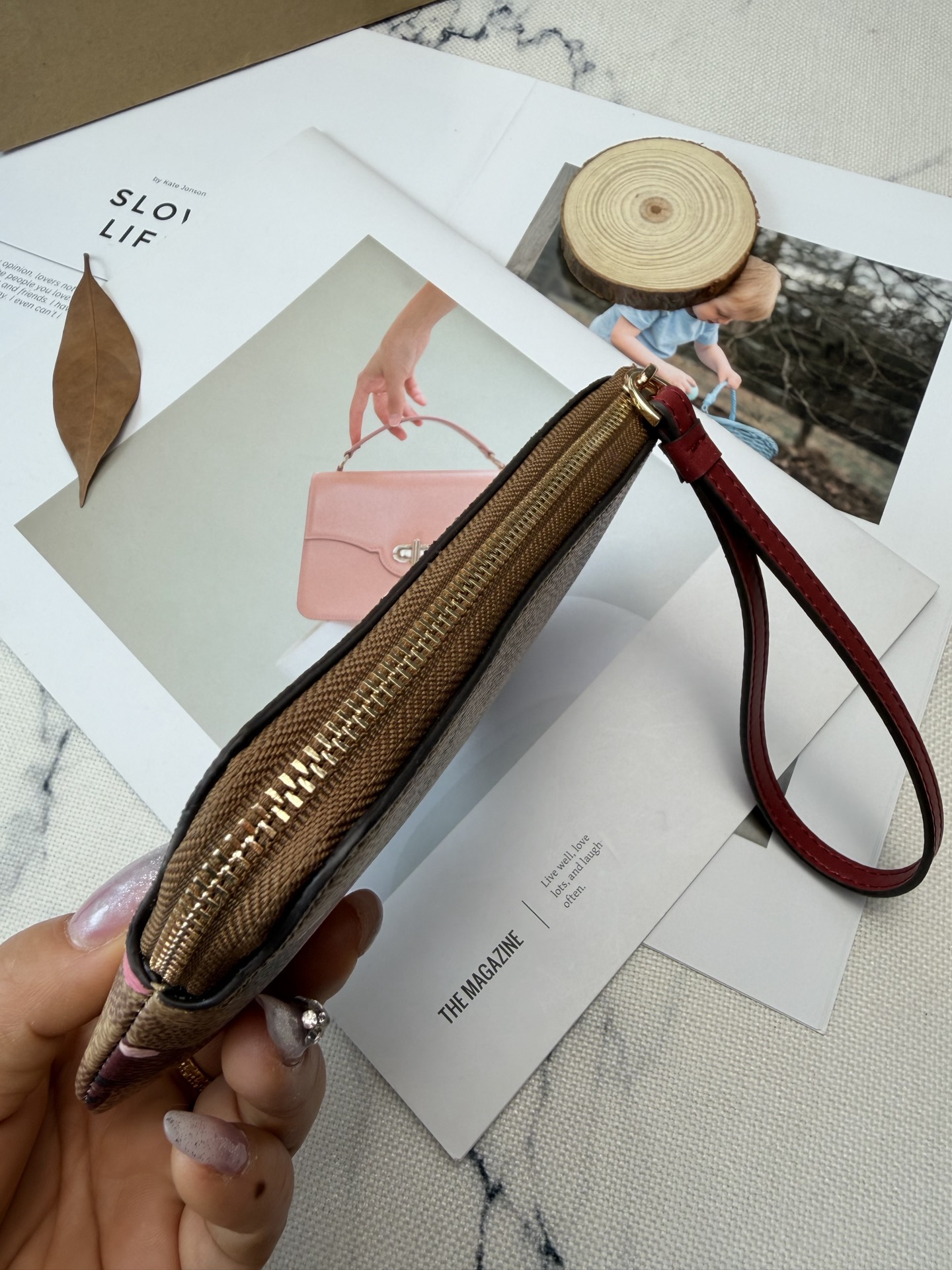 Coach 棕色老花帆布+樱桃图案 俏皮又 金色丝印Logo点缀 品牌辨识度超高 使用了YKK拉链开合