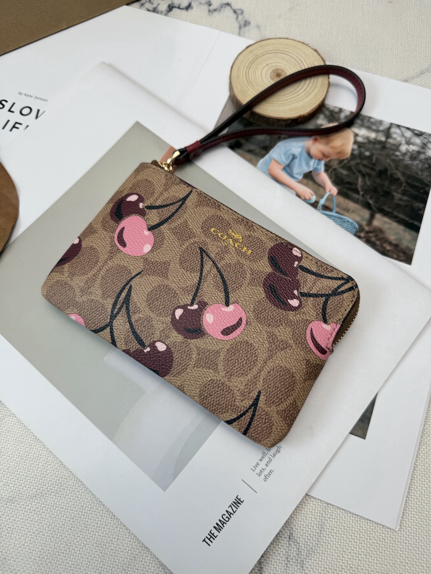 Coach 棕色老花帆布+樱桃图案 俏皮又 金色丝印Logo点缀 品牌辨识度超高 使用了YKK拉链开合