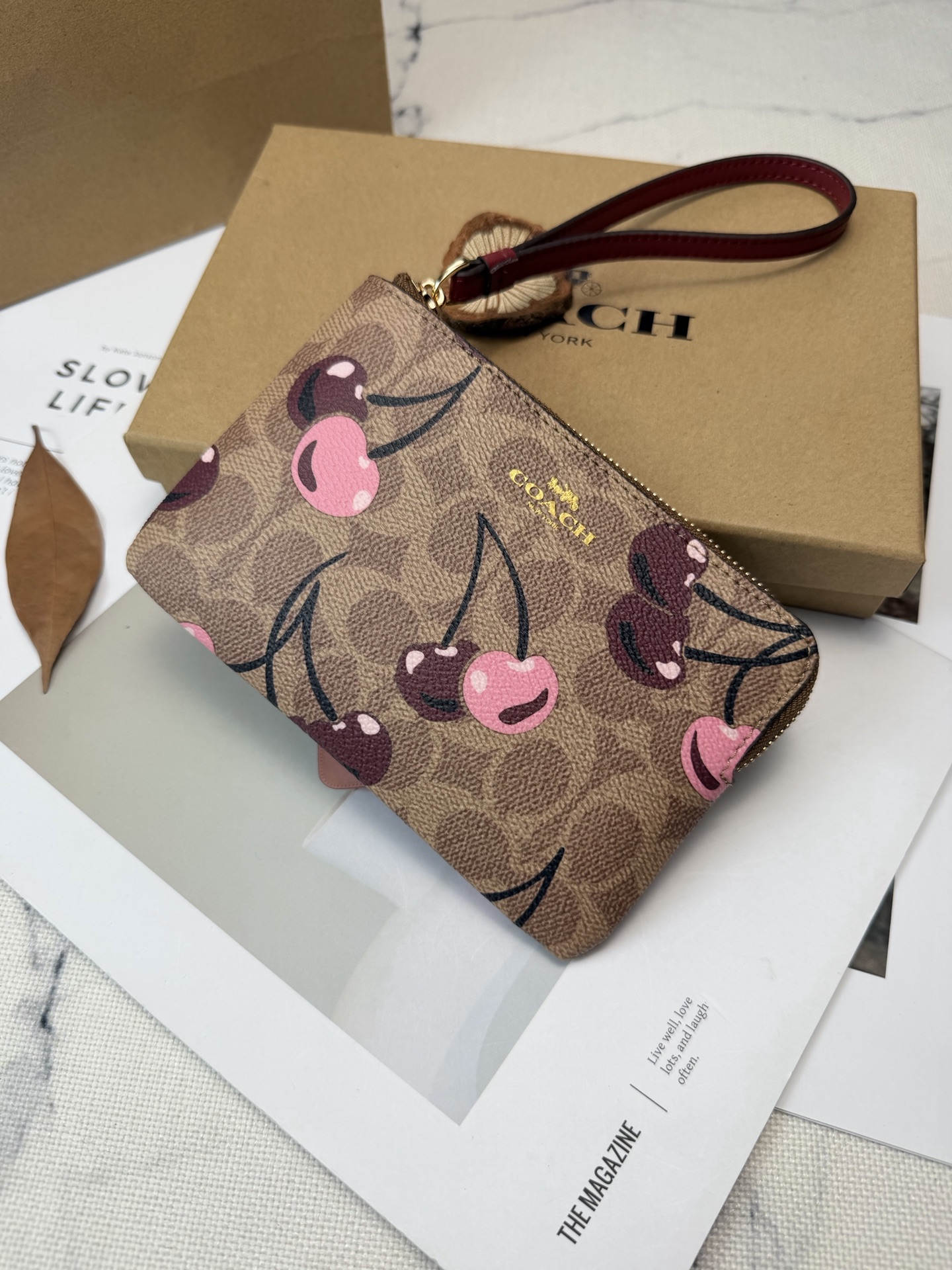Coach 棕色老花帆布+樱桃图案 俏皮又 金色丝印Logo点缀 品牌辨识度超高 使用了YKK拉链开合