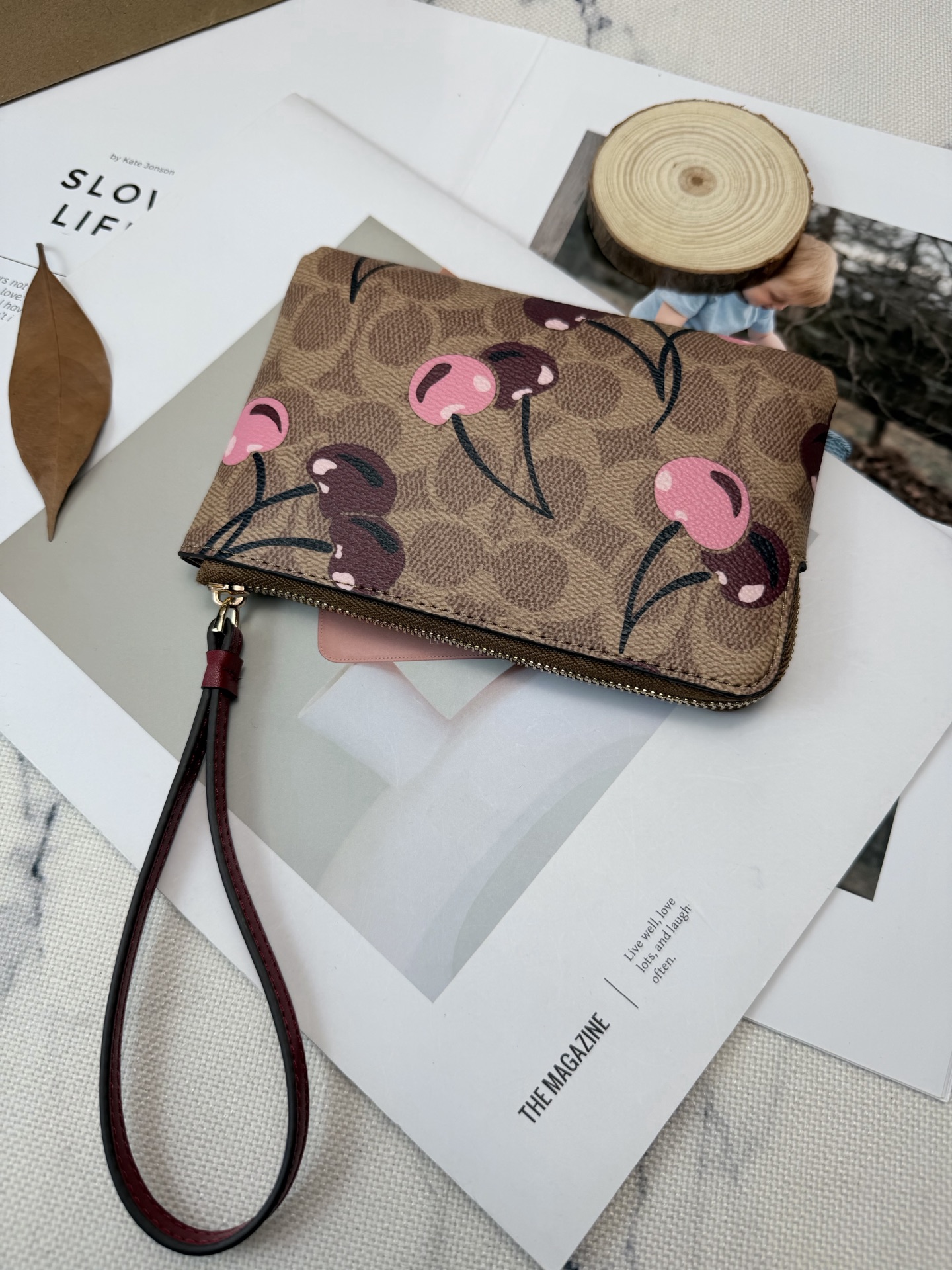 Coach 棕色老花帆布+樱桃图案 俏皮又 金色丝印Logo点缀 品牌辨识度超高 使用了YKK拉链开合