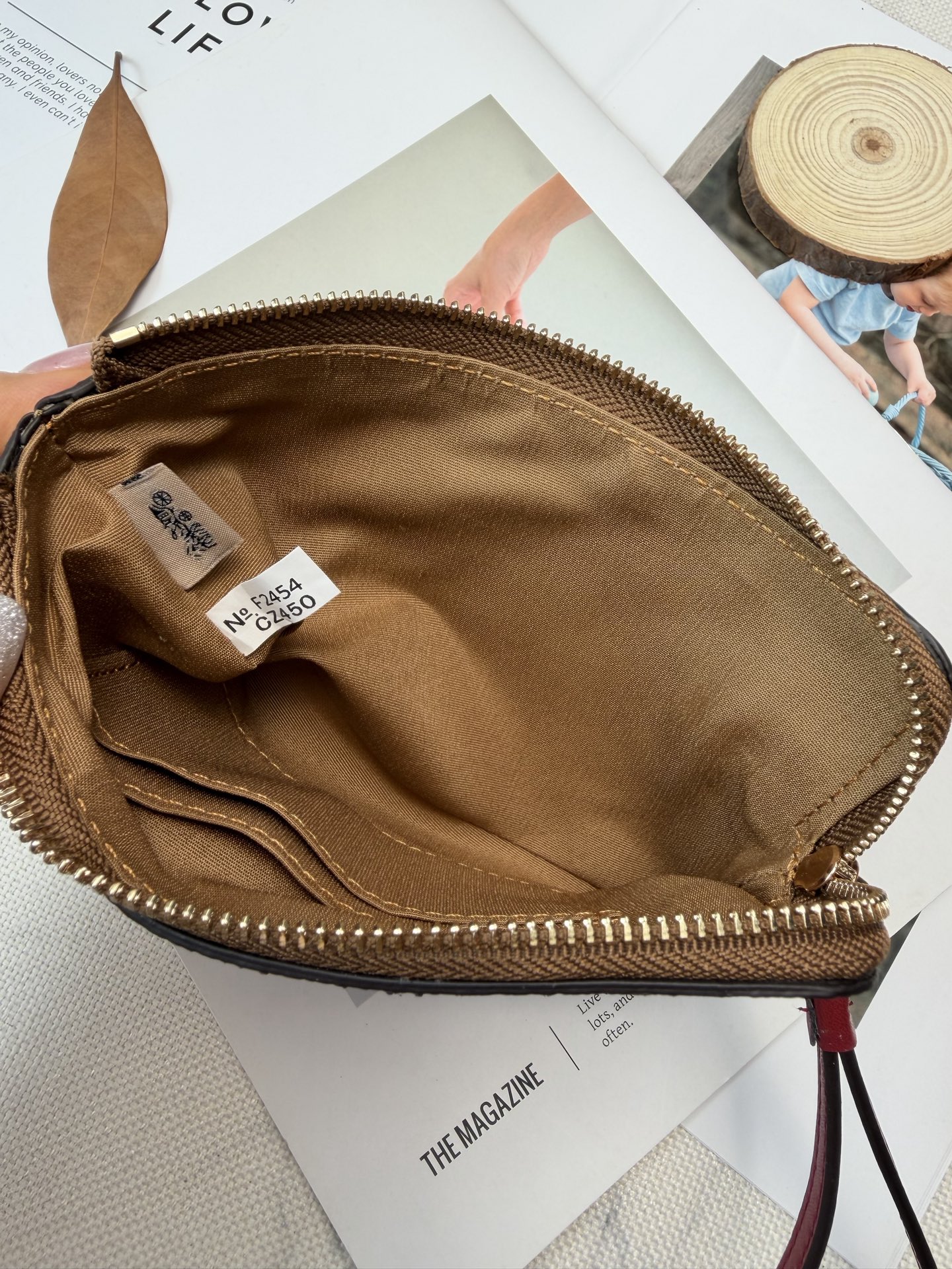 Coach 棕色老花帆布+樱桃图案 俏皮又 金色丝印Logo点缀 品牌辨识度超高 使用了YKK拉链开合