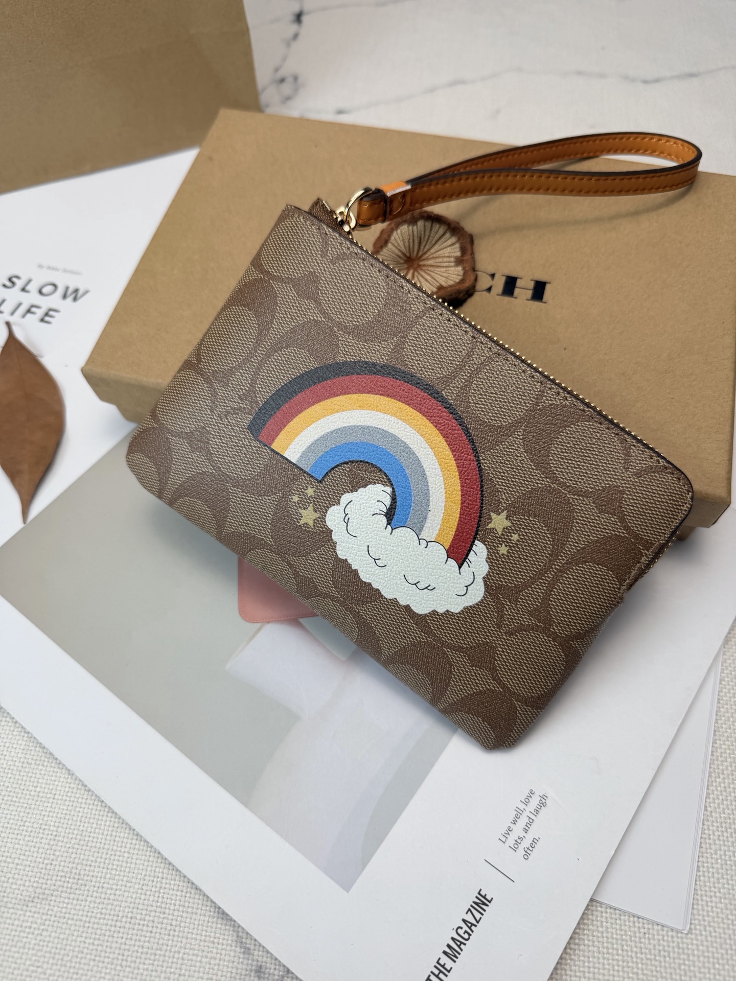 Coach 棕色老花帆布+彩虹刺绣 童趣又活力满满 使用了YKK拉链开合 手腕袋长度16cm
