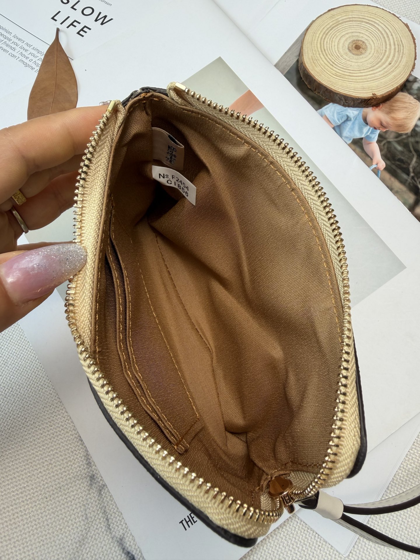 Coach COACH这款Cl856零钱手拿包采用 老花帆布 搭配黄粉花卉印花 优雅又 金色丝印Logo点缀