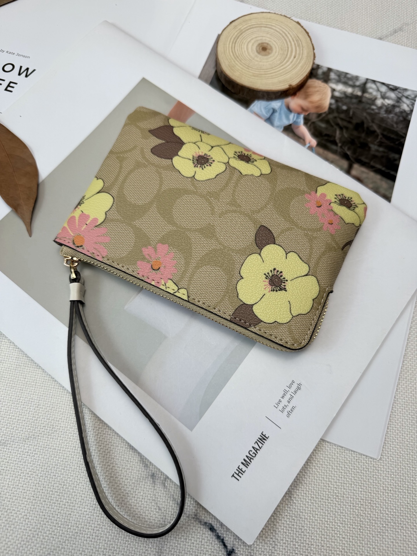 Coach COACH这款Cl856零钱手拿包采用 老花帆布 搭配黄粉花卉印花 优雅又 金色丝印Logo点缀