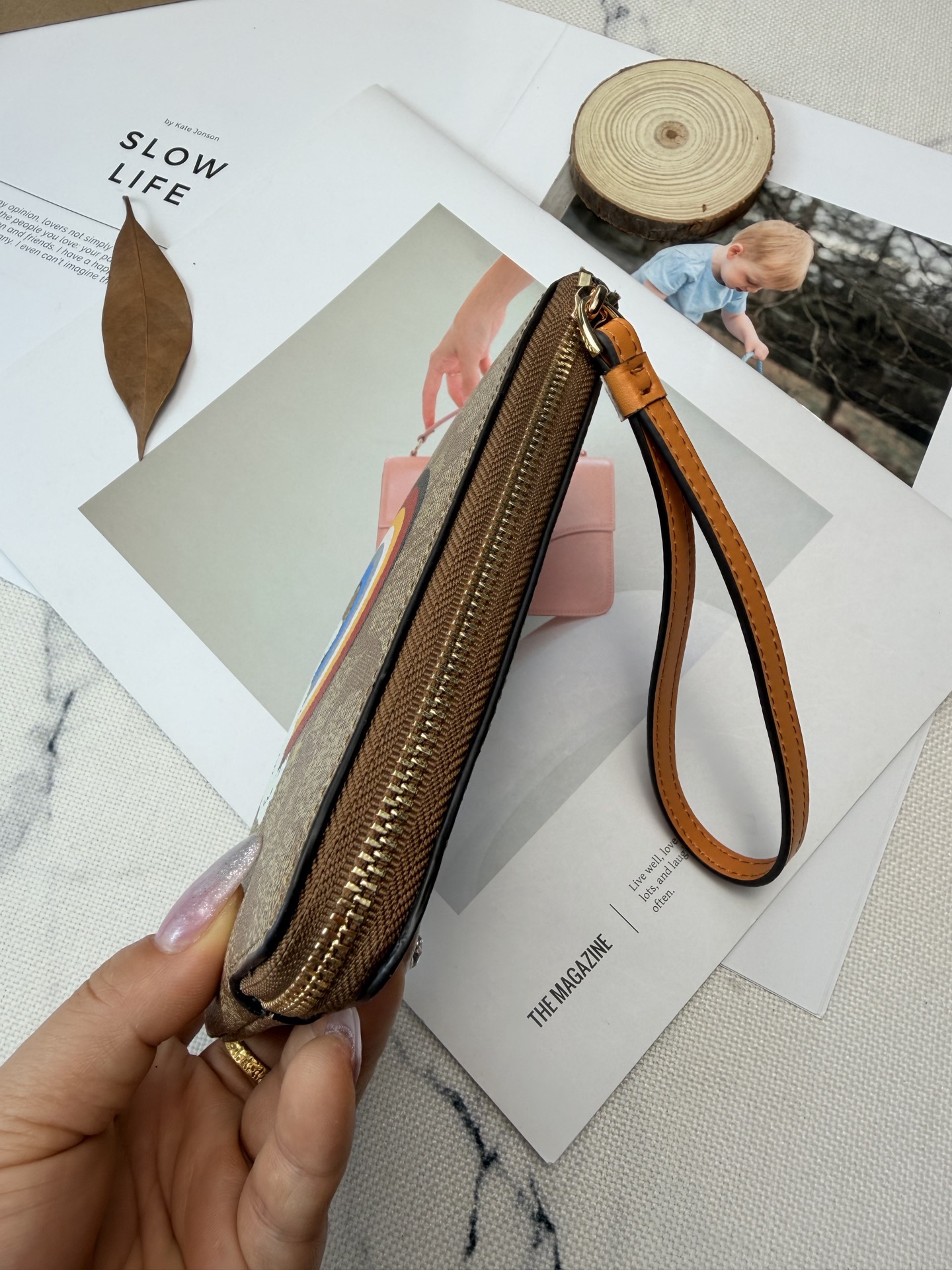 Coach 棕色老花帆布+彩虹刺绣 童趣又活力满满 使用了YKK拉链开合 手腕袋长度16cm