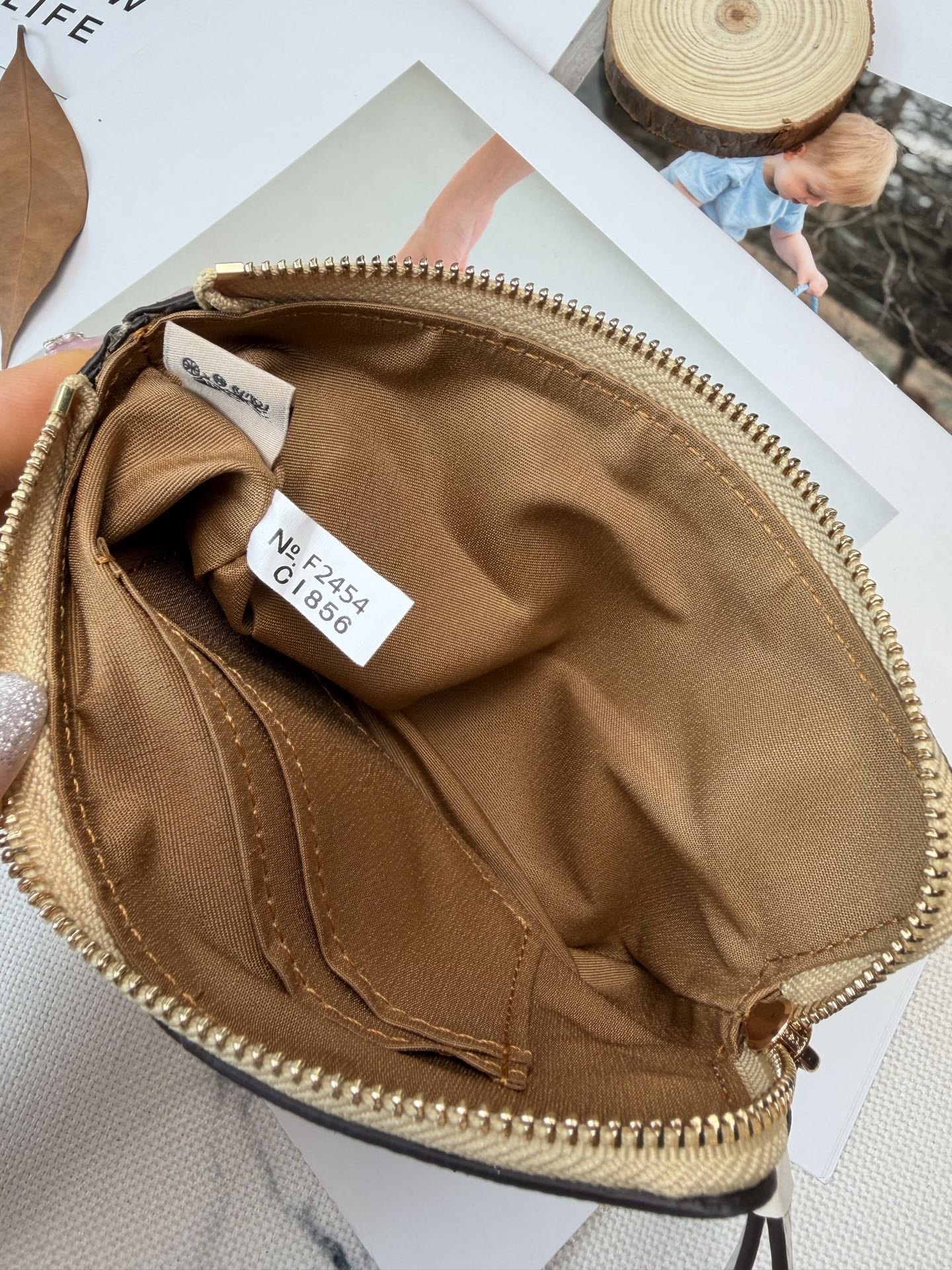 Coach COACH这款Cl856零钱手拿包采用 老花帆布 搭配黄粉花卉印花 优雅又 金色丝印Logo点缀
