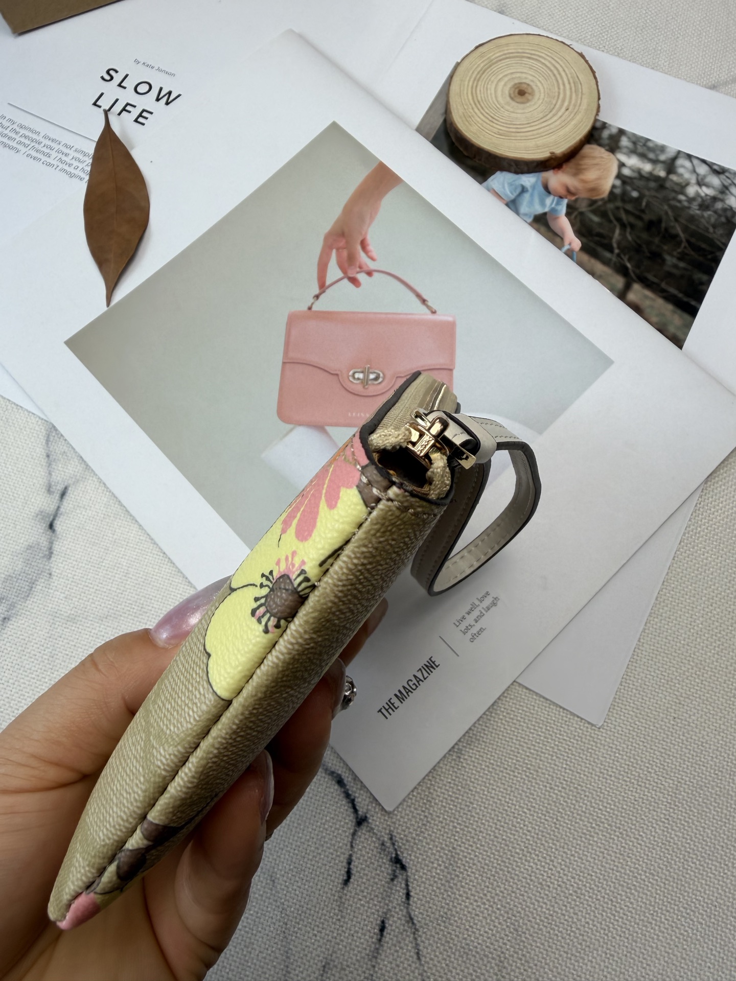 Coach COACH这款Cl856零钱手拿包采用 老花帆布 搭配黄粉花卉印花 优雅又 金色丝印Logo点缀