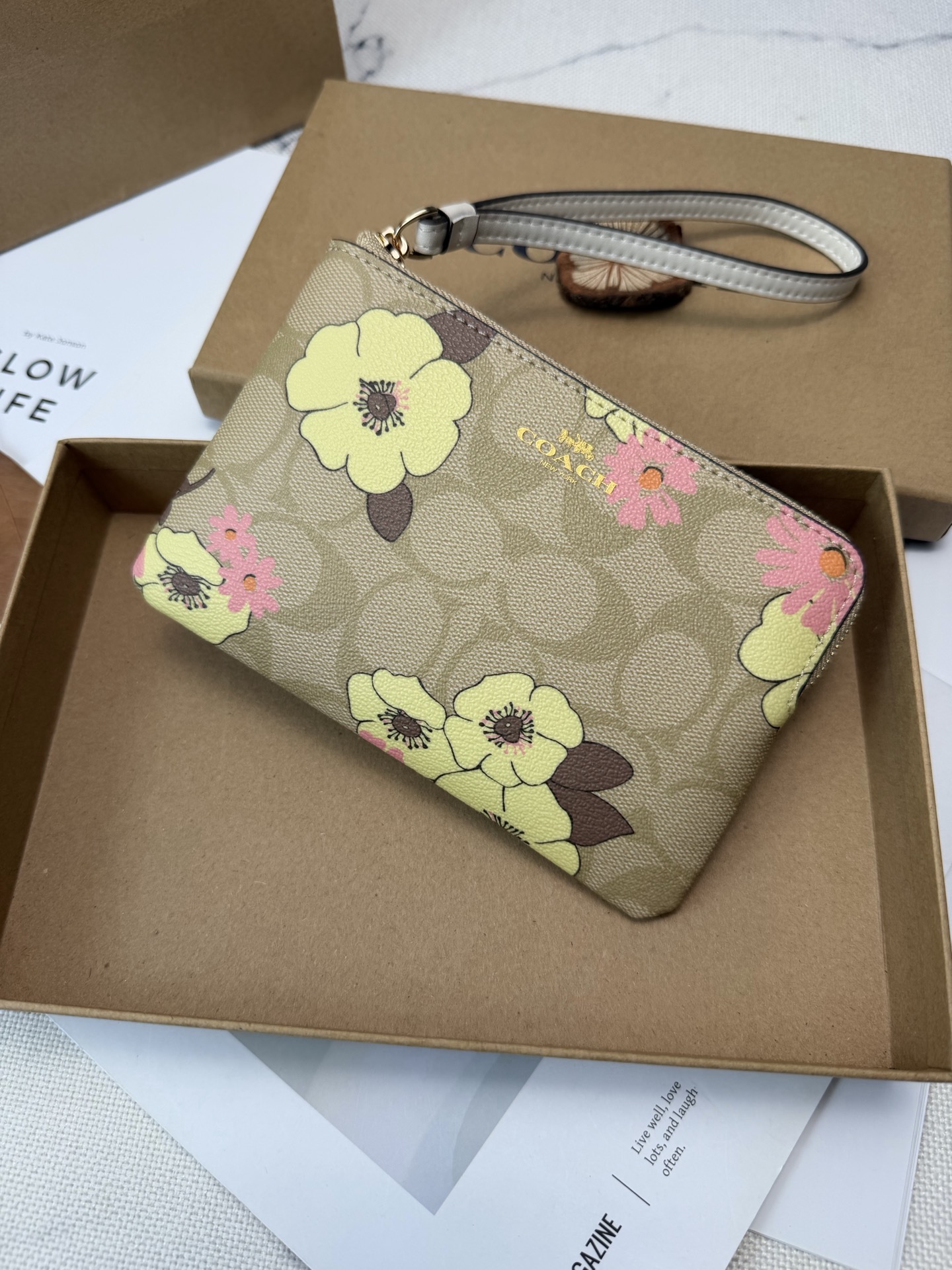 Coach COACH这款Cl856零钱手拿包采用 老花帆布 搭配黄粉花卉印花 优雅又 金色丝印Logo点缀