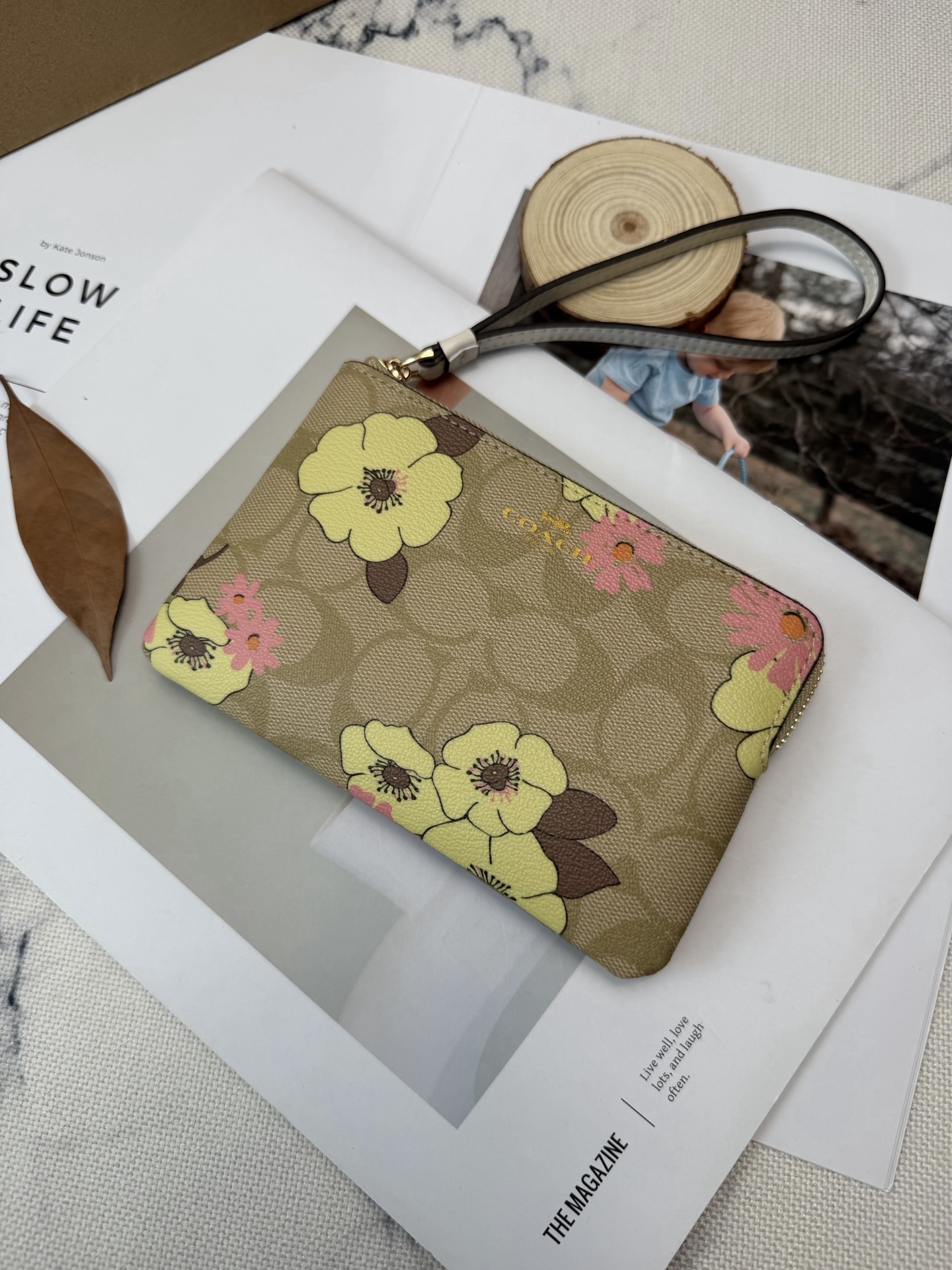 Coach COACH这款Cl856零钱手拿包采用 老花帆布 搭配黄粉花卉印花 优雅又 金色丝印Logo点缀