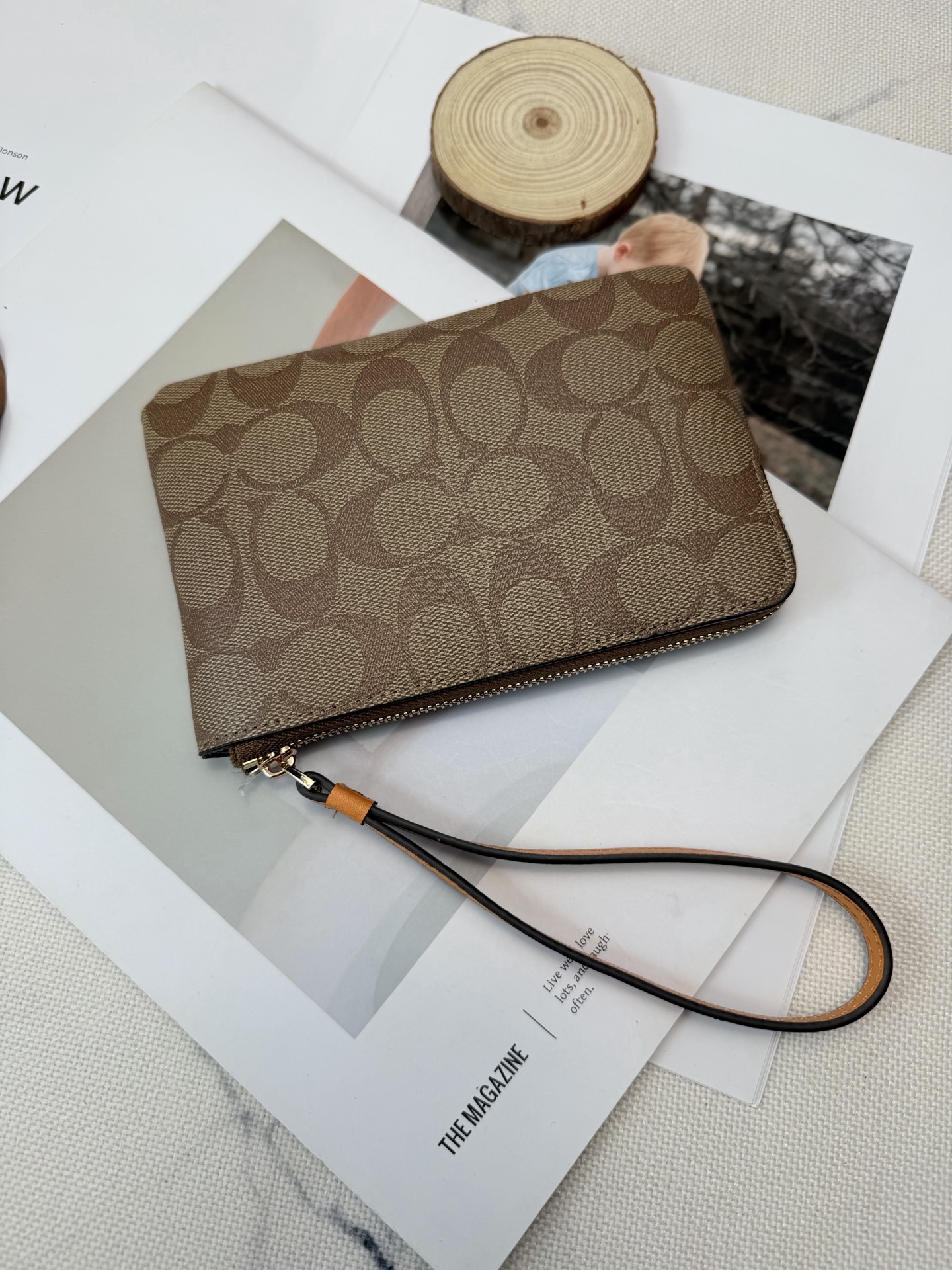 Coach 棕色老花帆布+彩虹刺绣 童趣又活力满满 使用了YKK拉链开合 手腕袋长度16cm
