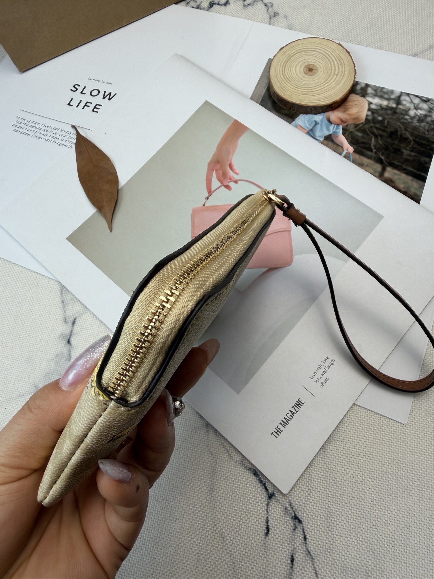 Coach COACH这款CC432小黄鸡零钱手拿包 老花帆布+卡通小黄鸡图案 趣味又可爱 金色丝印Logo点缀