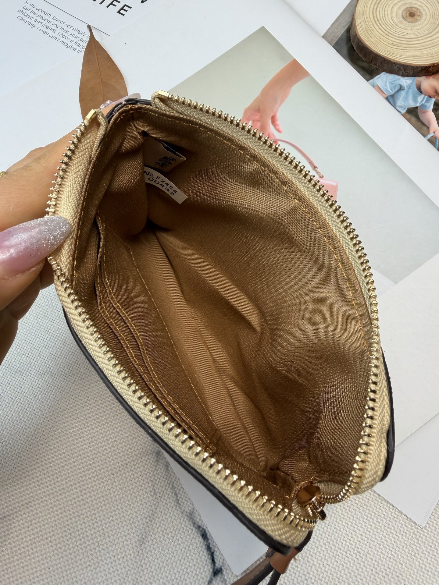 Coach COACH这款CC432小黄鸡零钱手拿包 老花帆布+卡通小黄鸡图案 趣味又可爱 金色丝印Logo点缀