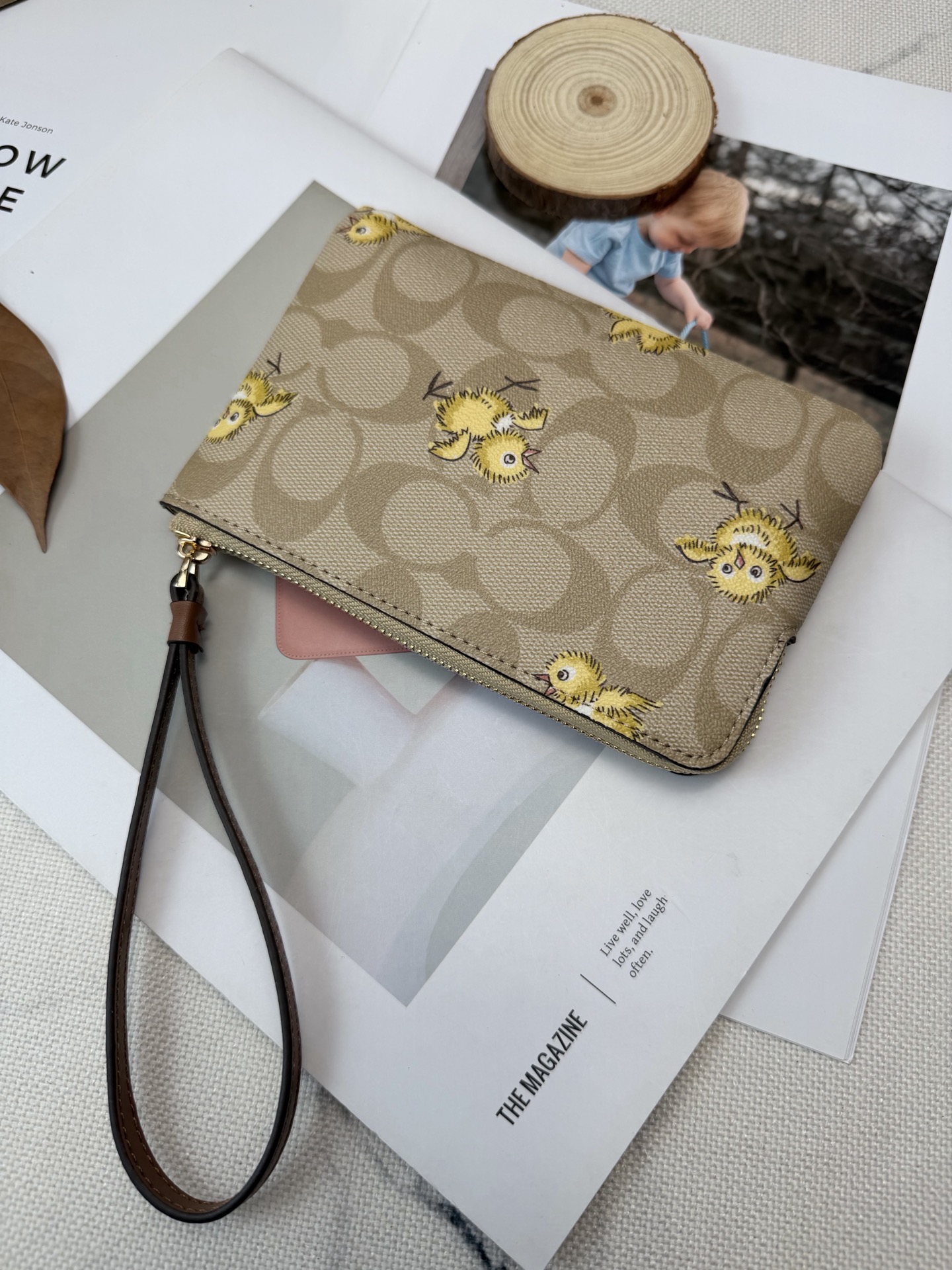 Coach COACH这款CC432小黄鸡零钱手拿包 老花帆布+卡通小黄鸡图案 趣味又可爱 金色丝印Logo点缀
