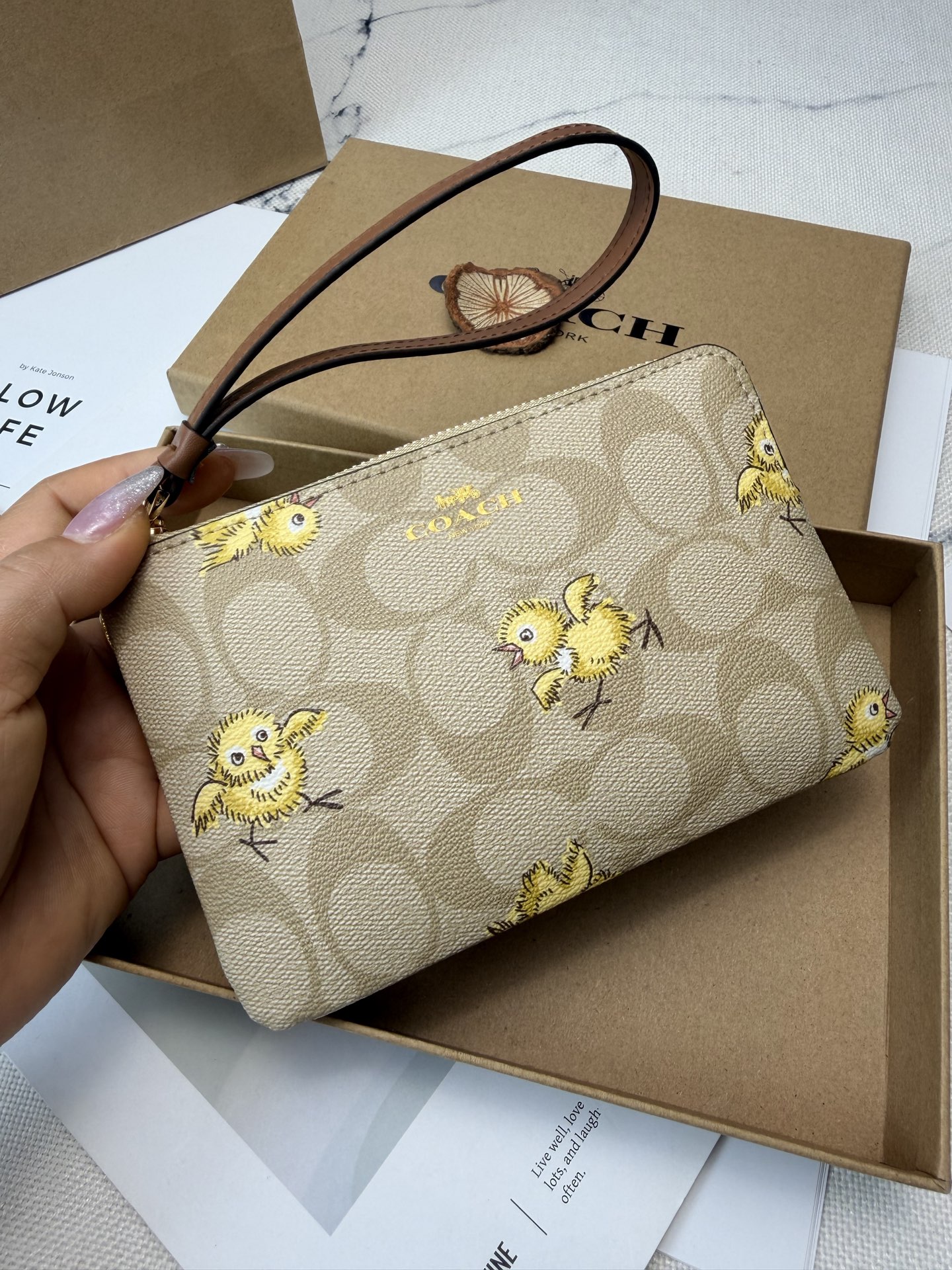 Coach COACH这款CC432小黄鸡零钱手拿包 老花帆布+卡通小黄鸡图案 趣味又可爱 金色丝印Logo点缀