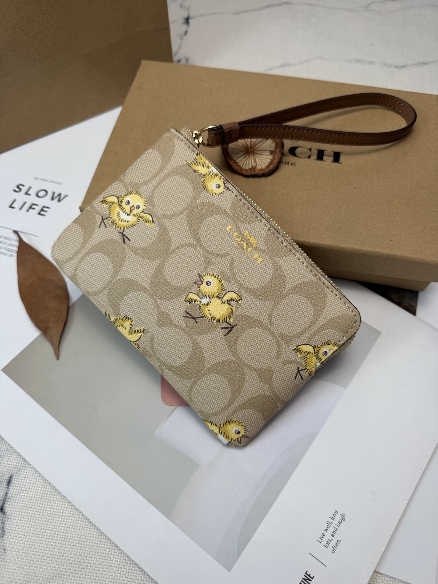 Coach COACH这款CC432小黄鸡零钱手拿包 老花帆布+卡通小黄鸡图案 趣味又可爱 金色丝印Logo点缀