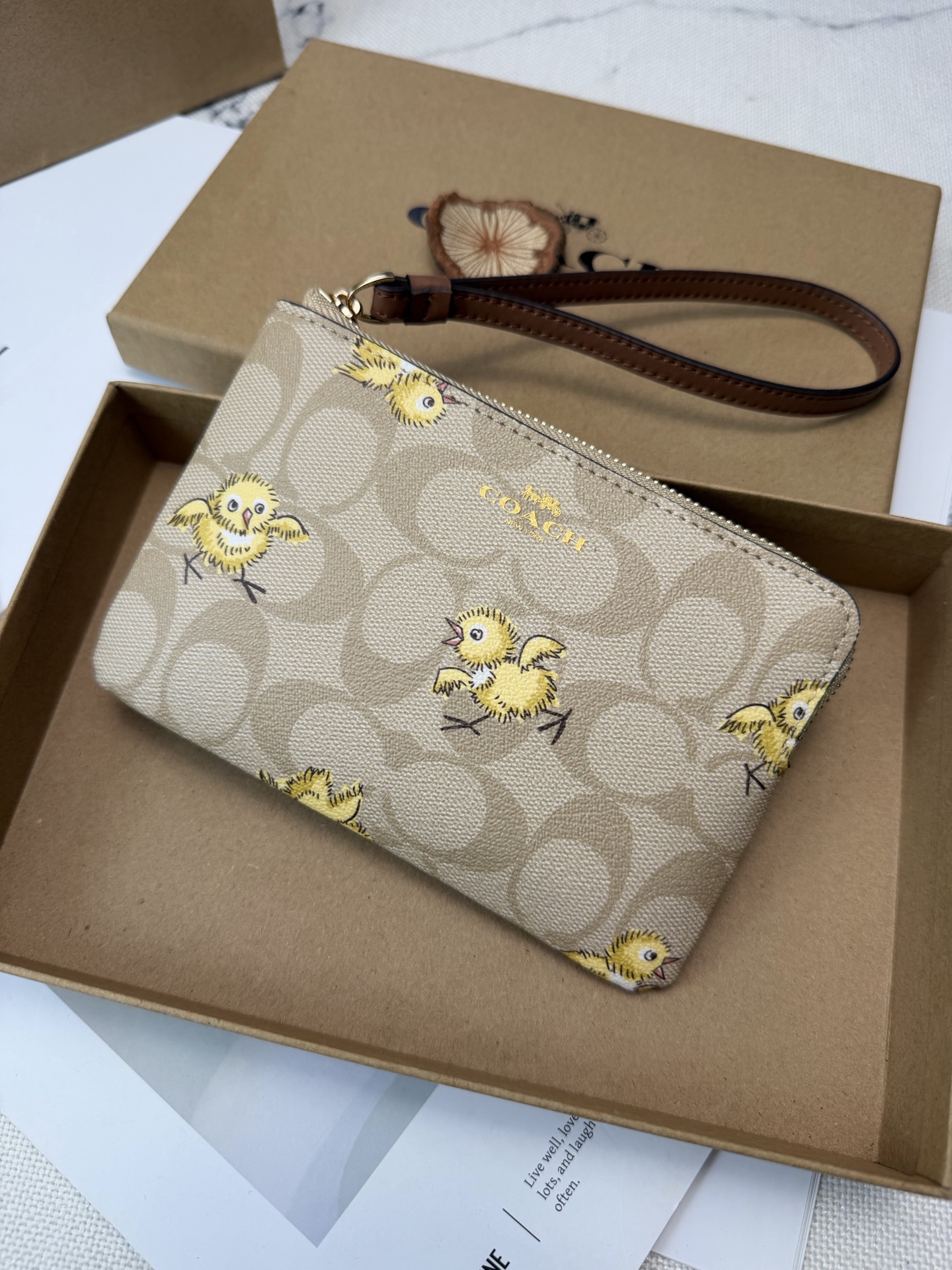 Coach COACH这款CC432小黄鸡零钱手拿包 老花帆布+卡通小黄鸡图案 趣味又可爱 金色丝印Logo点缀