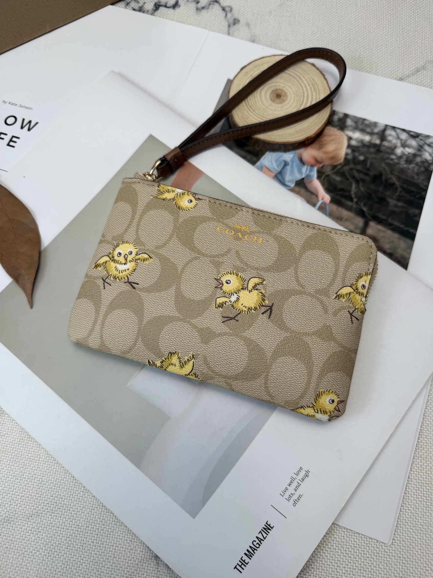 Coach COACH这款CC432小黄鸡零钱手拿包 老花帆布+卡通小黄鸡图案 趣味又可爱 金色丝印Logo点缀