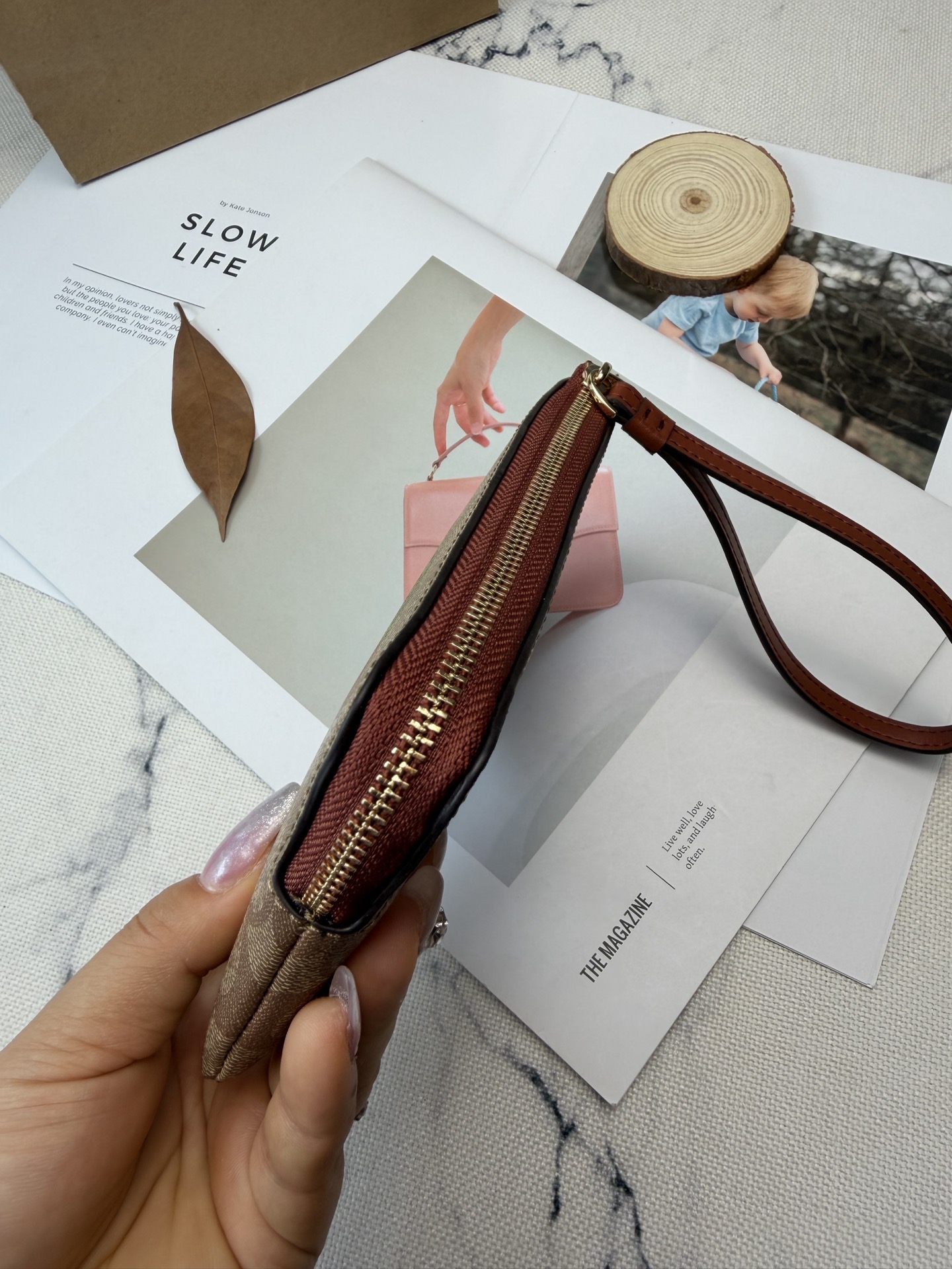 Coach 老花帆布+草莓刺绣 超可爱又 金色丝印Logo点缀 品牌辨识度超高 使用了YKK拉链开合