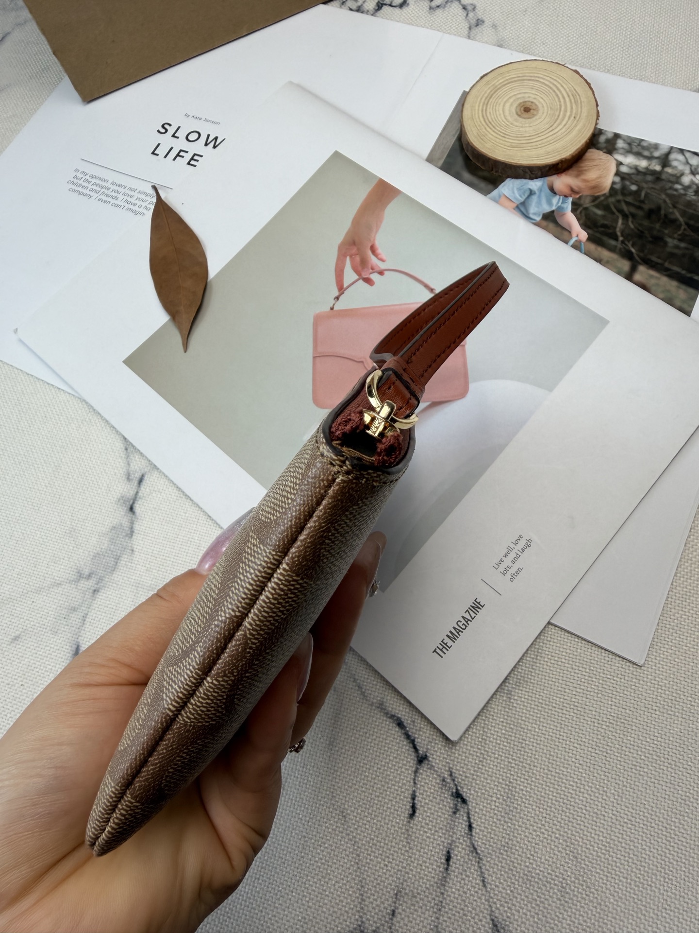 Coach 老花帆布+草莓刺绣 超可爱又 金色丝印Logo点缀 品牌辨识度超高 使用了YKK拉链开合