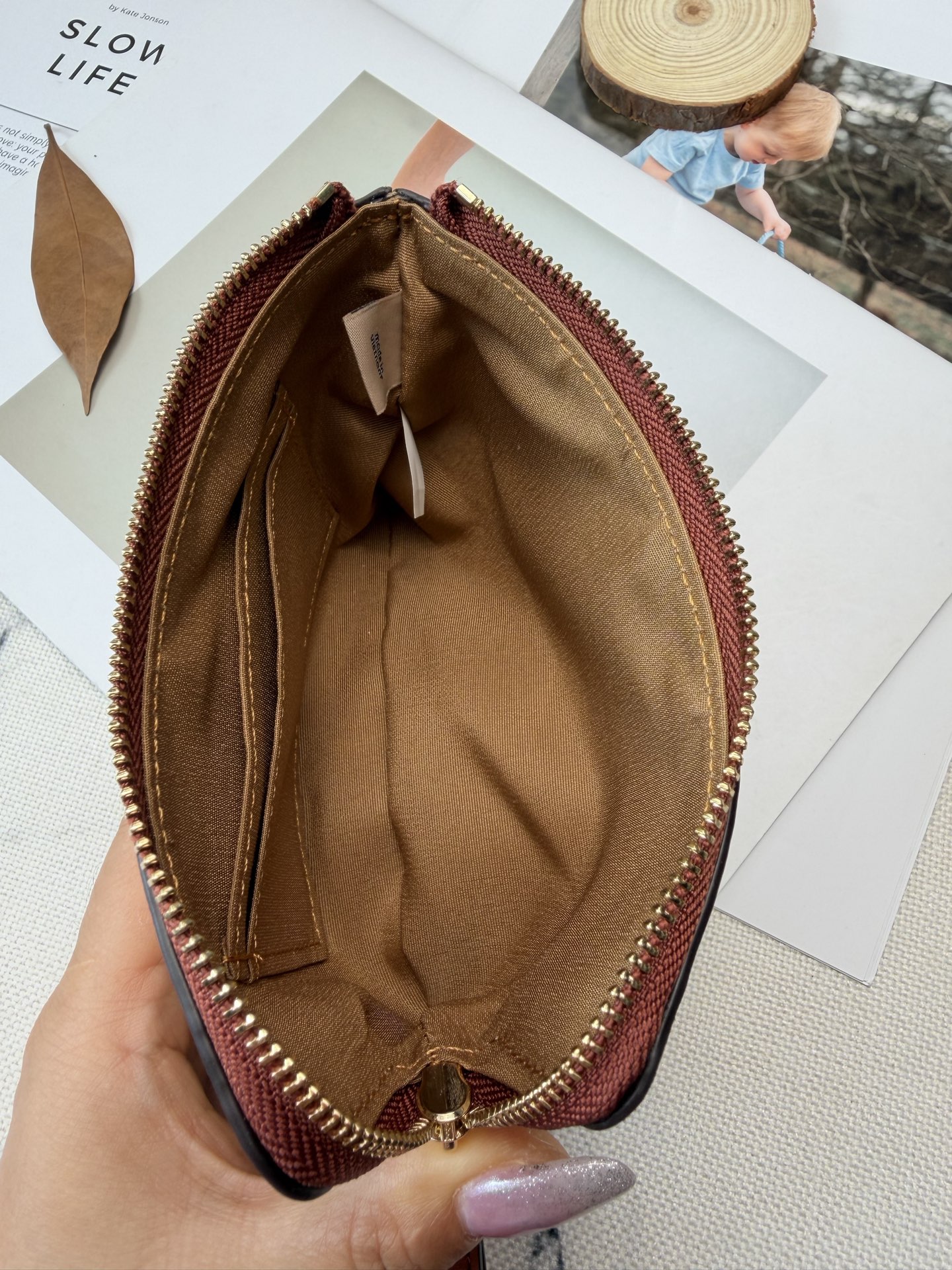 Coach 老花帆布+草莓刺绣 超可爱又 金色丝印Logo点缀 品牌辨识度超高 使用了YKK拉链开合