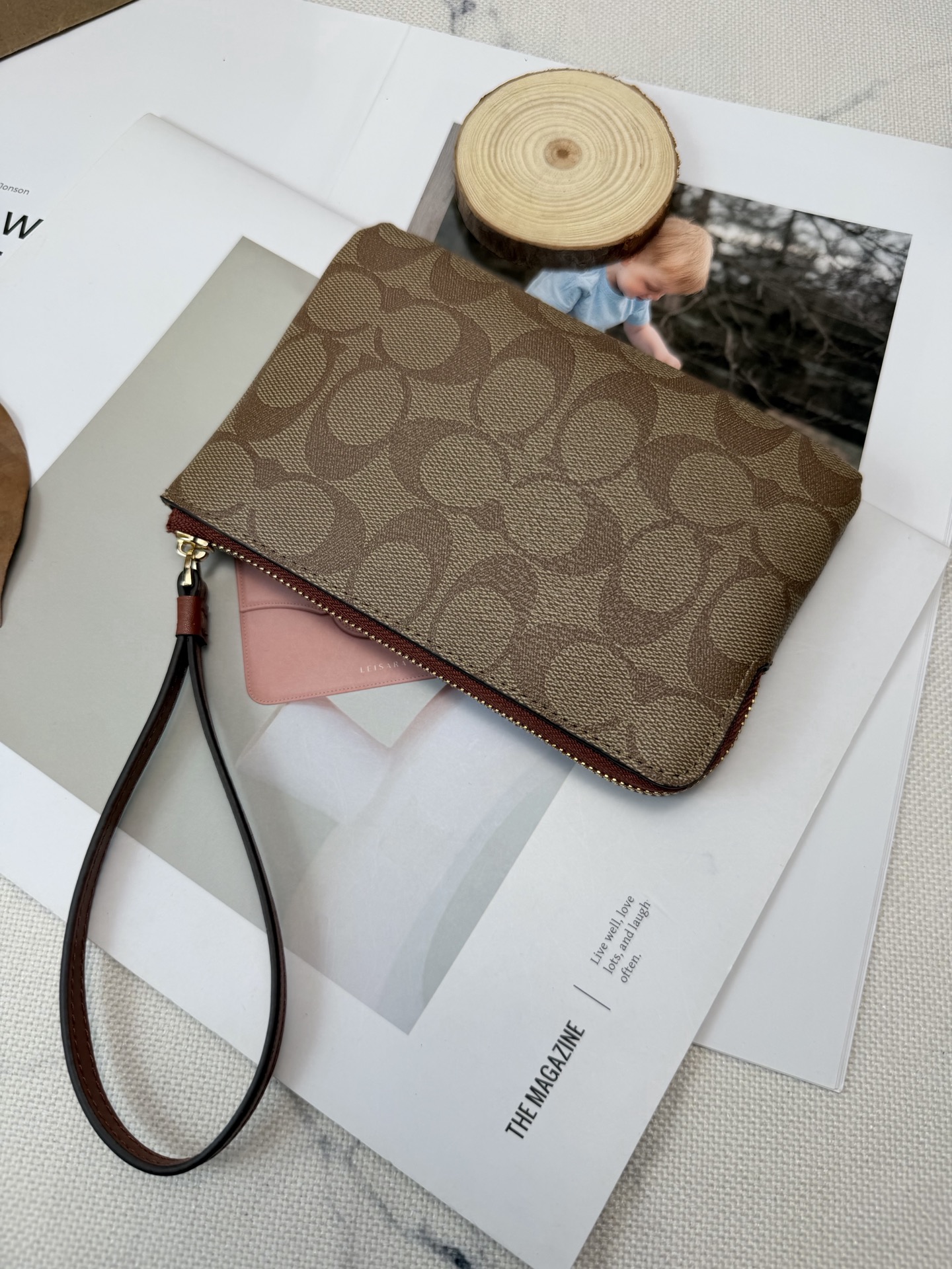 Coach 老花帆布+草莓刺绣 超可爱又 金色丝印Logo点缀 品牌辨识度超高 使用了YKK拉链开合