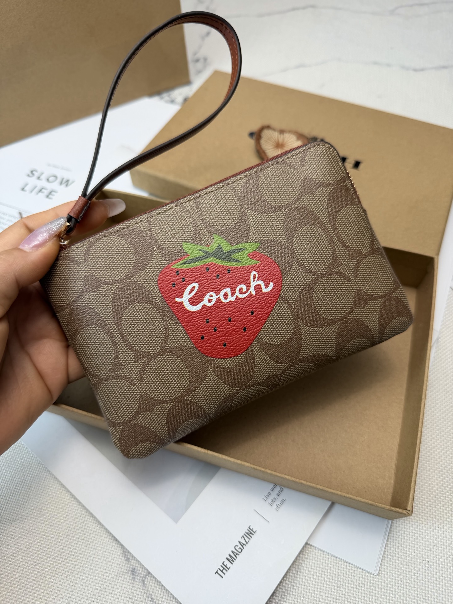 Coach 老花帆布+草莓刺绣 超可爱又 金色丝印Logo点缀 品牌辨识度超高 使用了YKK拉链开合