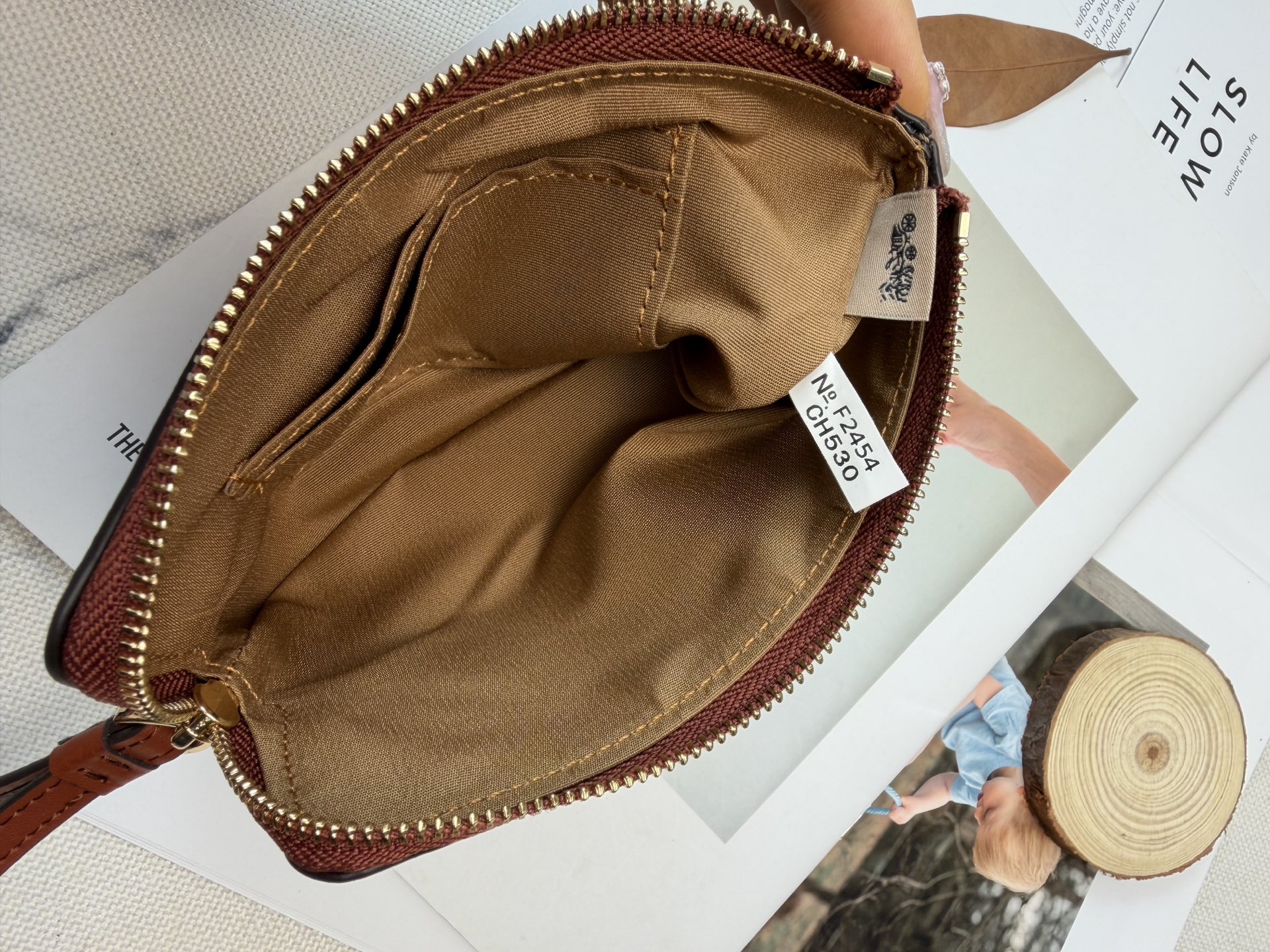 Coach 老花帆布+草莓刺绣 超可爱又 金色丝印Logo点缀 品牌辨识度超高 使用了YKK拉链开合