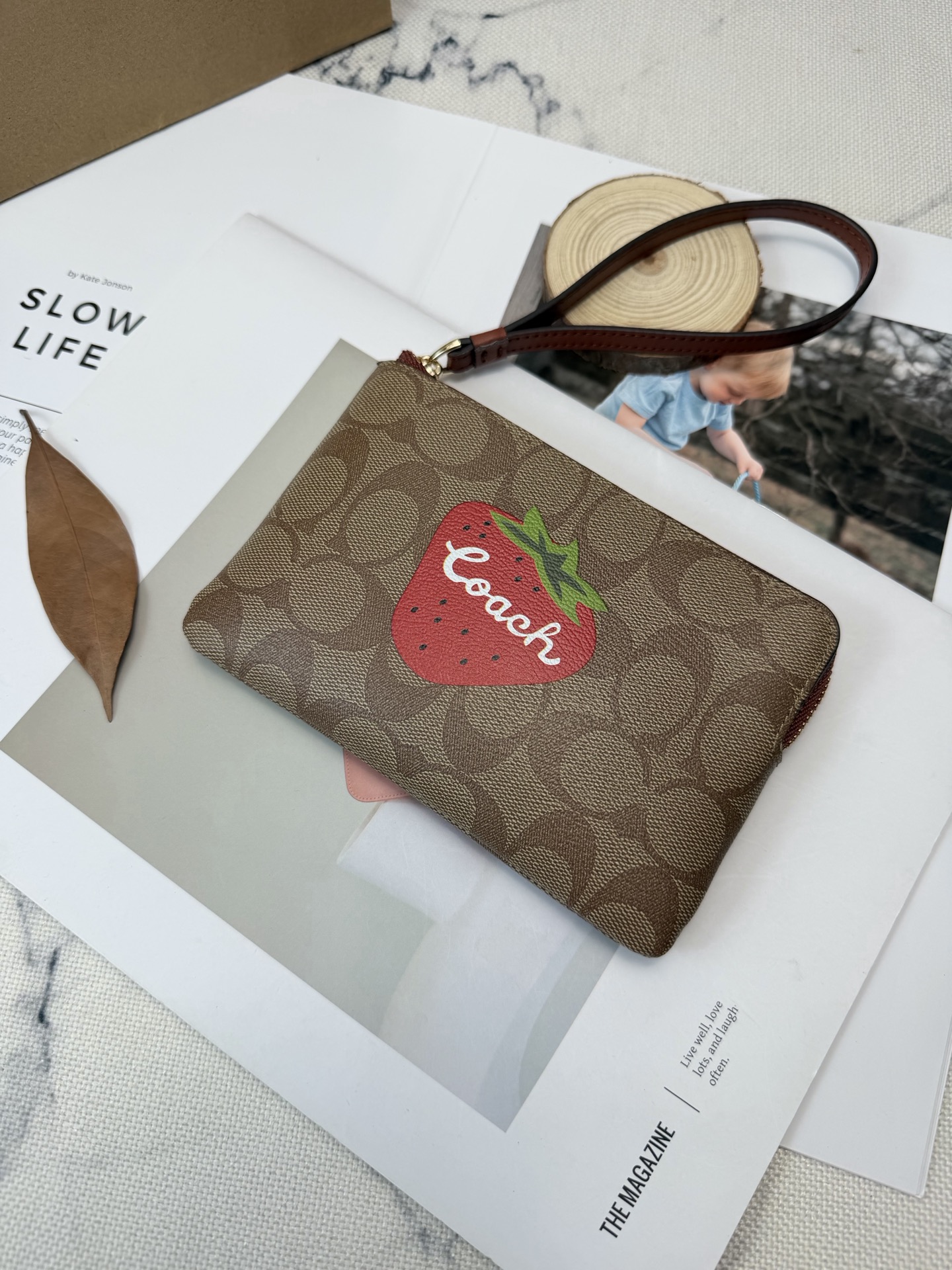 Coach 老花帆布+草莓刺绣 超可爱又 金色丝印Logo点缀 品牌辨识度超高 使用了YKK拉链开合
