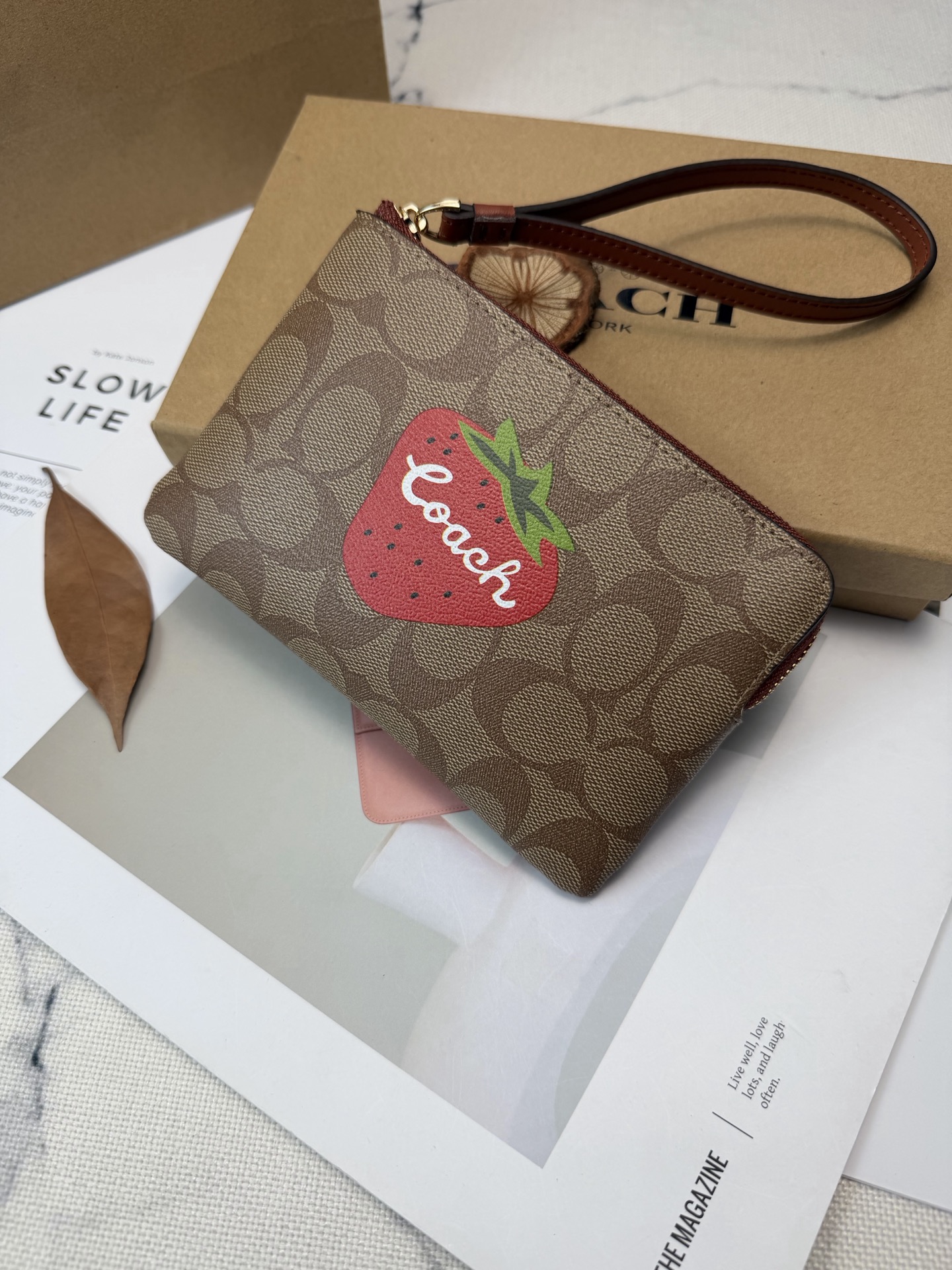 Coach 老花帆布+草莓刺绣 超可爱又 金色丝印Logo点缀 品牌辨识度超高 使用了YKK拉链开合