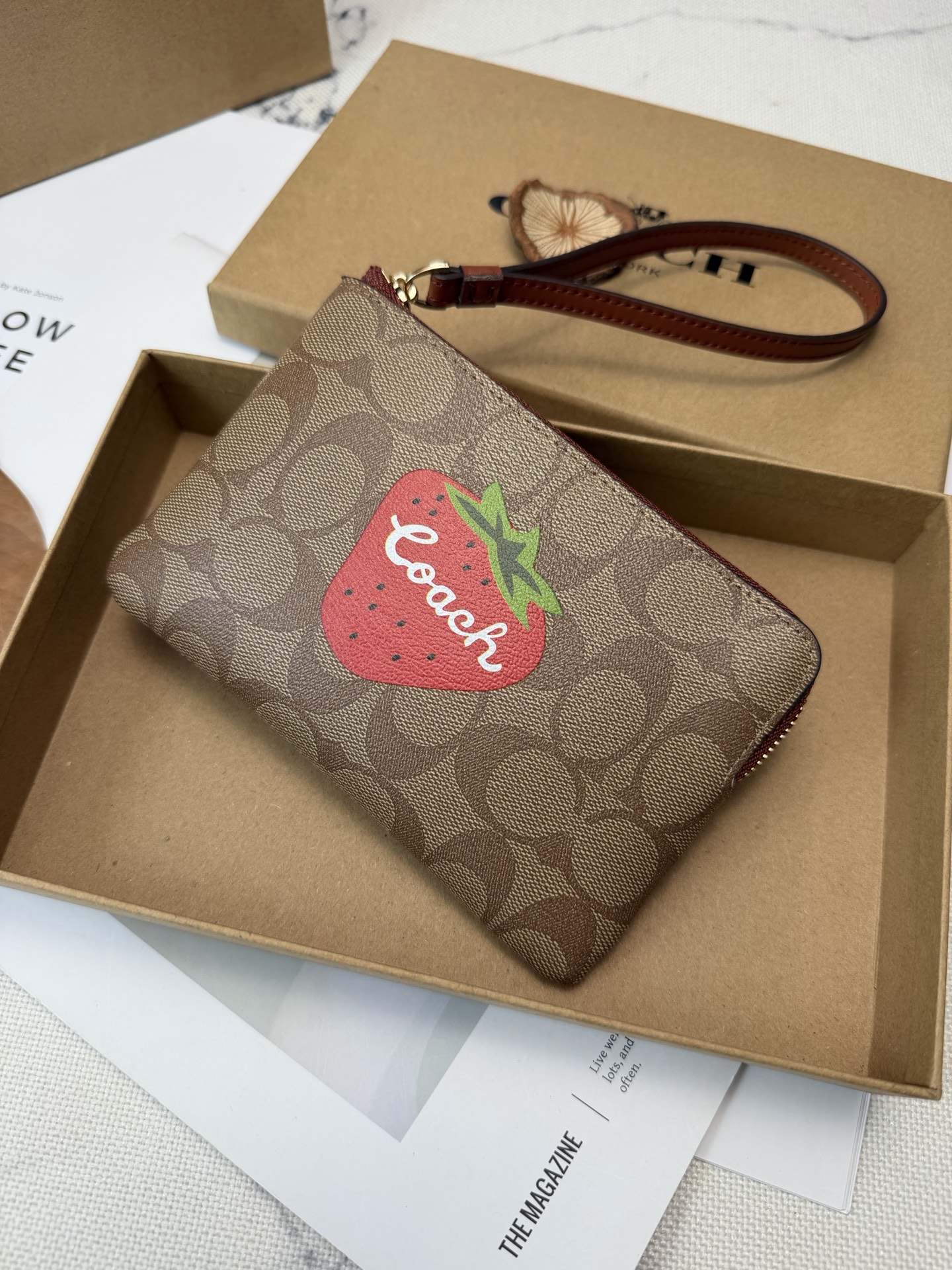 Coach 老花帆布+草莓刺绣 超可爱又 金色丝印Logo点缀 品牌辨识度超高 使用了YKK拉链开合