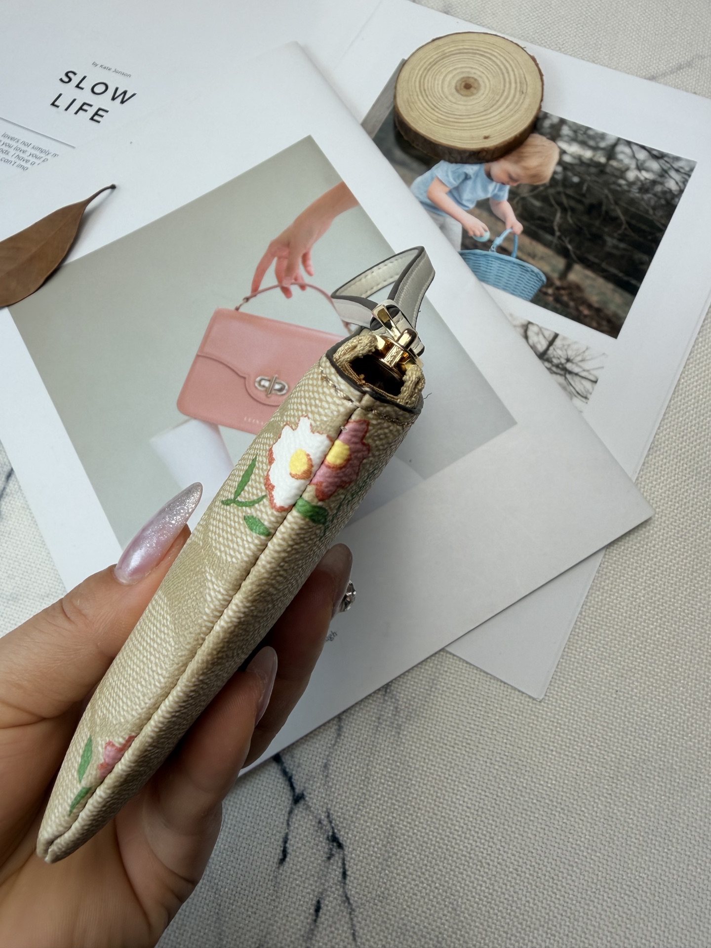 Coach 老花帆布+花卉图案 又 金色丝印Logo点缀 品牌辨识度超高 使用了YKK拉链开合