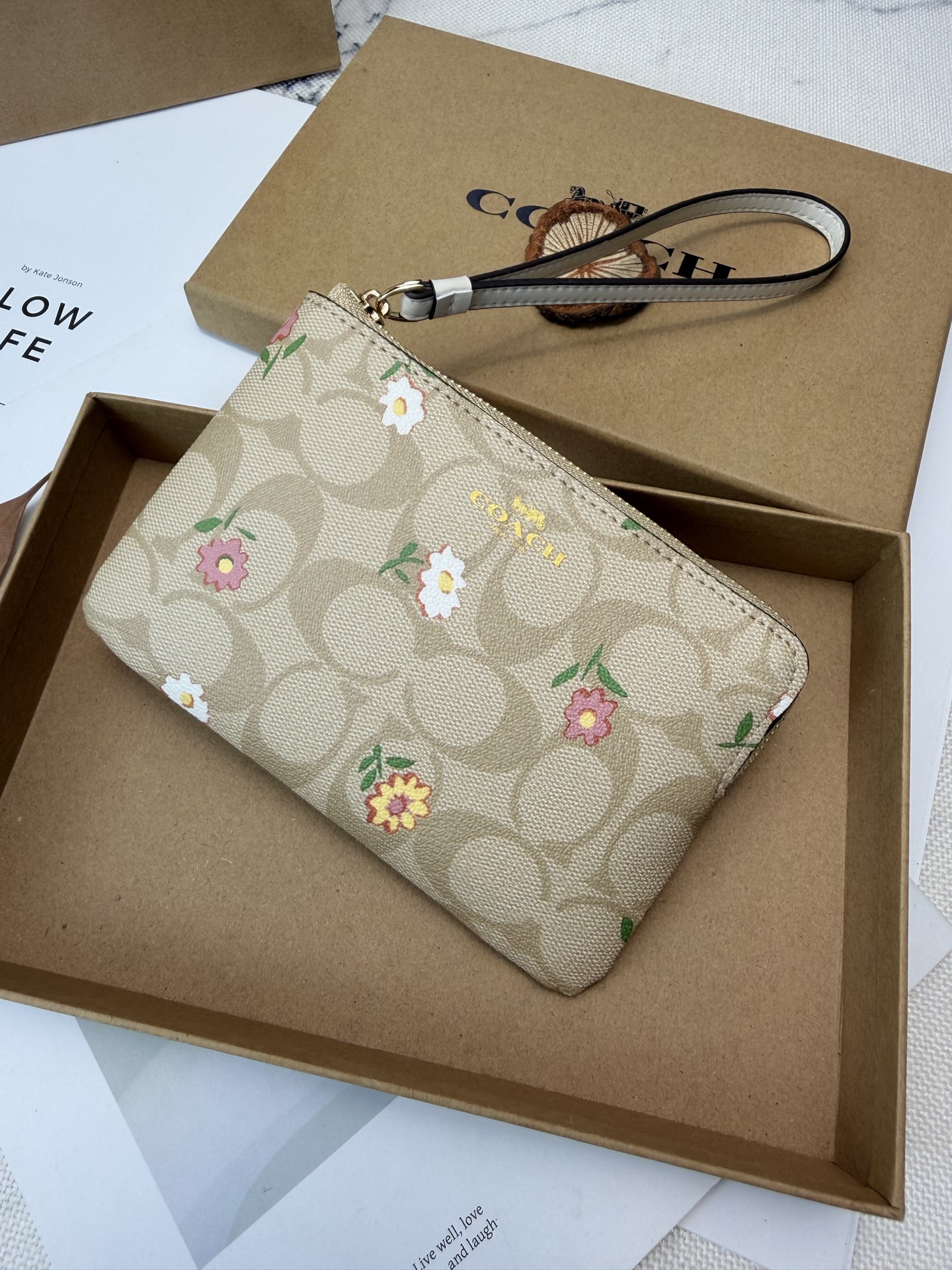 Coach 老花帆布+花卉图案 又 金色丝印Logo点缀 品牌辨识度超高 使用了YKK拉链开合