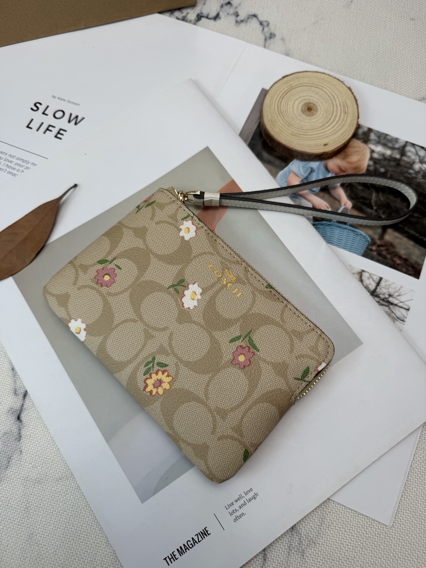 Coach 老花帆布+花卉图案 又 金色丝印Logo点缀 品牌辨识度超高 使用了YKK拉链开合