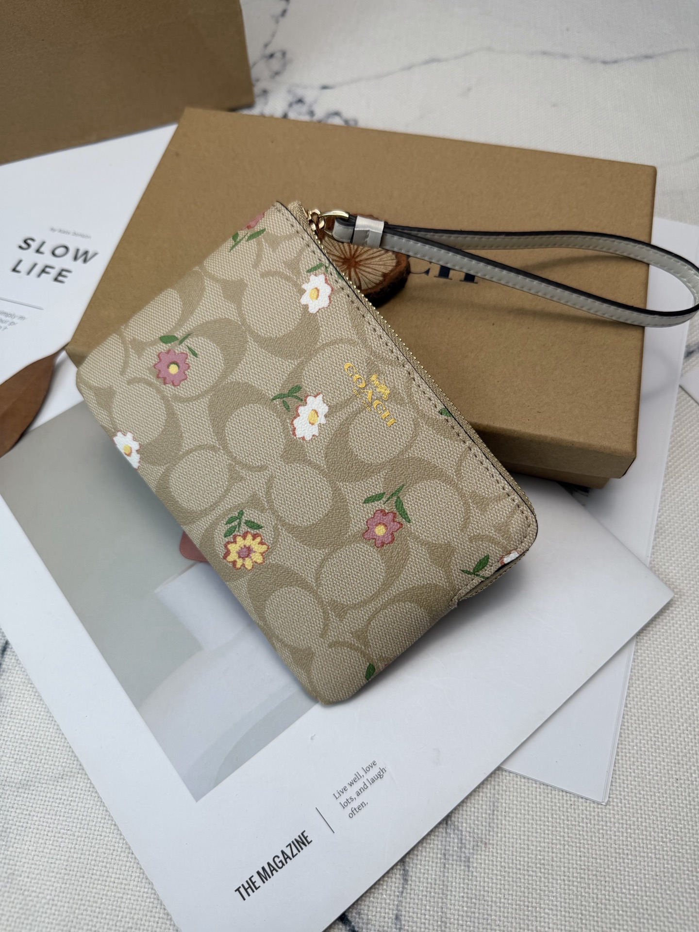 Coach 老花帆布+花卉图案 又 金色丝印Logo点缀 品牌辨识度超高 使用了YKK拉链开合