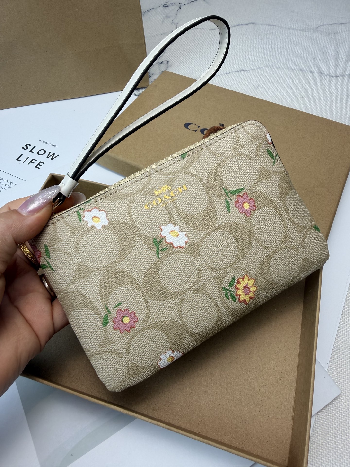 Coach 老花帆布+花卉图案 又 金色丝印Logo点缀 品牌辨识度超高 使用了YKK拉链开合
