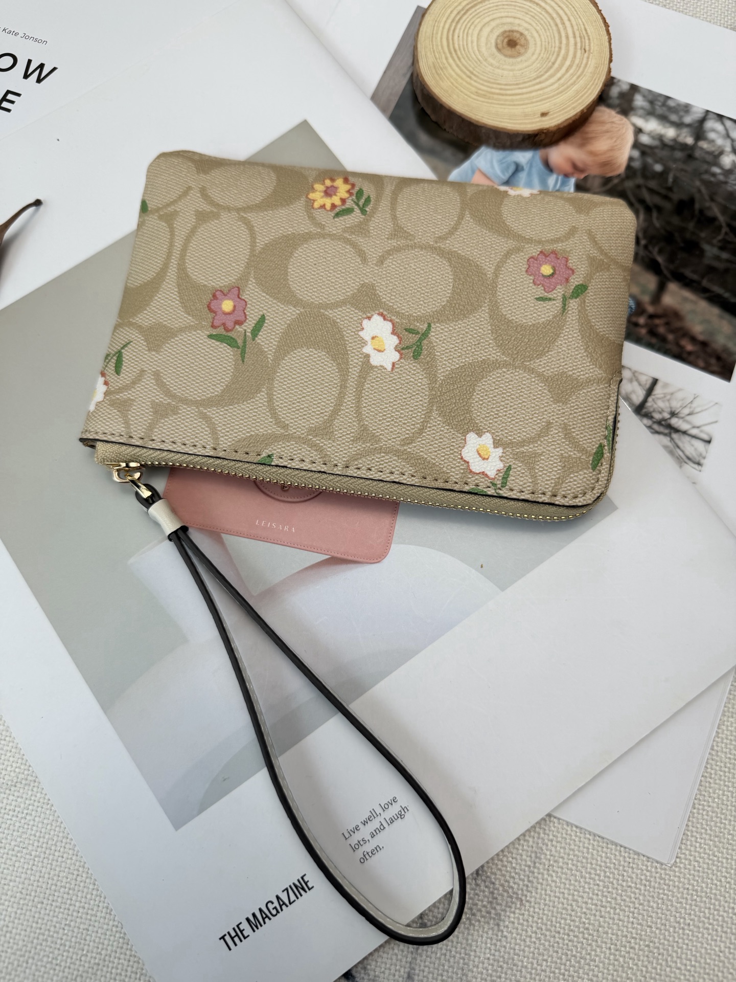 Coach 老花帆布+花卉图案 又 金色丝印Logo点缀 品牌辨识度超高 使用了YKK拉链开合