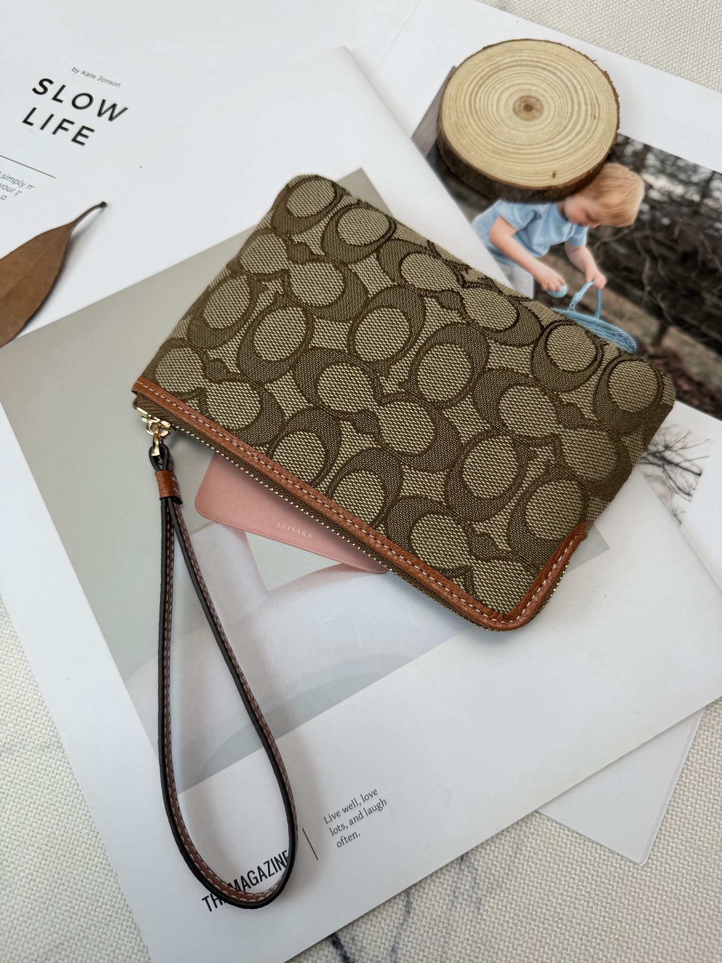 Coach Coach这款CN033和迪士尼联名的米奇零钱手拿包 老花帆布+米奇刺绣 又童趣 棕色皮革边饰