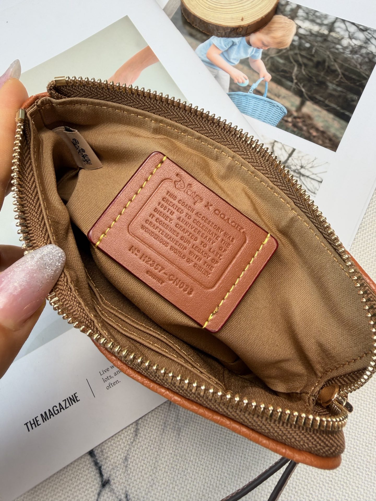 Coach Coach这款CN033和迪士尼联名的米奇零钱手拿包 老花帆布+米奇刺绣 又童趣 棕色皮革边饰