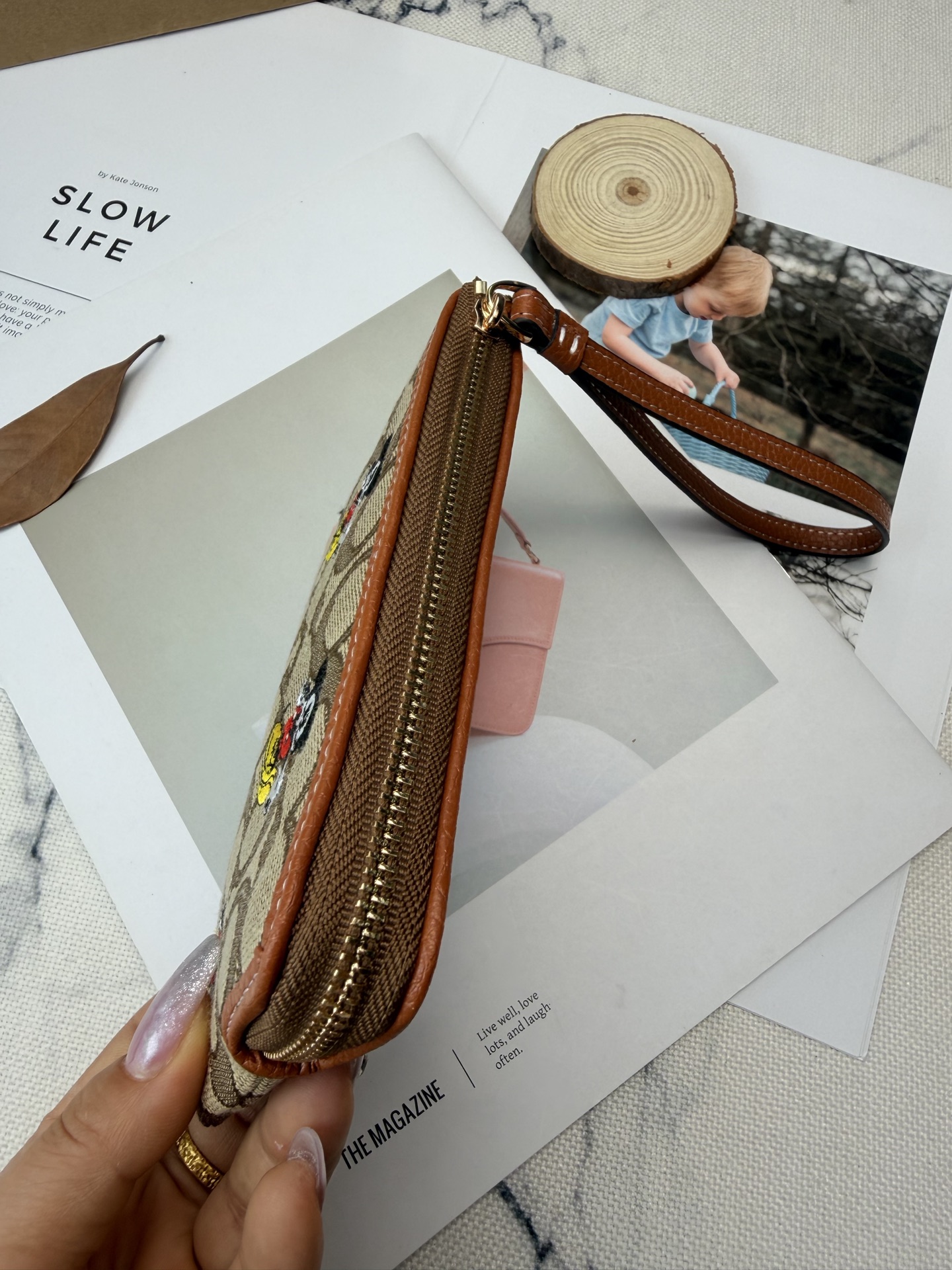 Coach Coach这款CN033和迪士尼联名的米奇零钱手拿包 老花帆布+米奇刺绣 又童趣 棕色皮革边饰