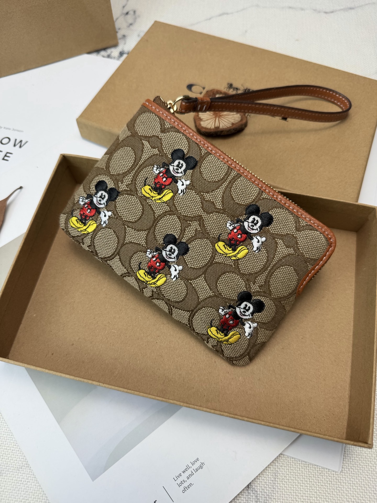 Coach Coach这款CN033和迪士尼联名的米奇零钱手拿包 老花帆布+米奇刺绣 又童趣 棕色皮革边饰