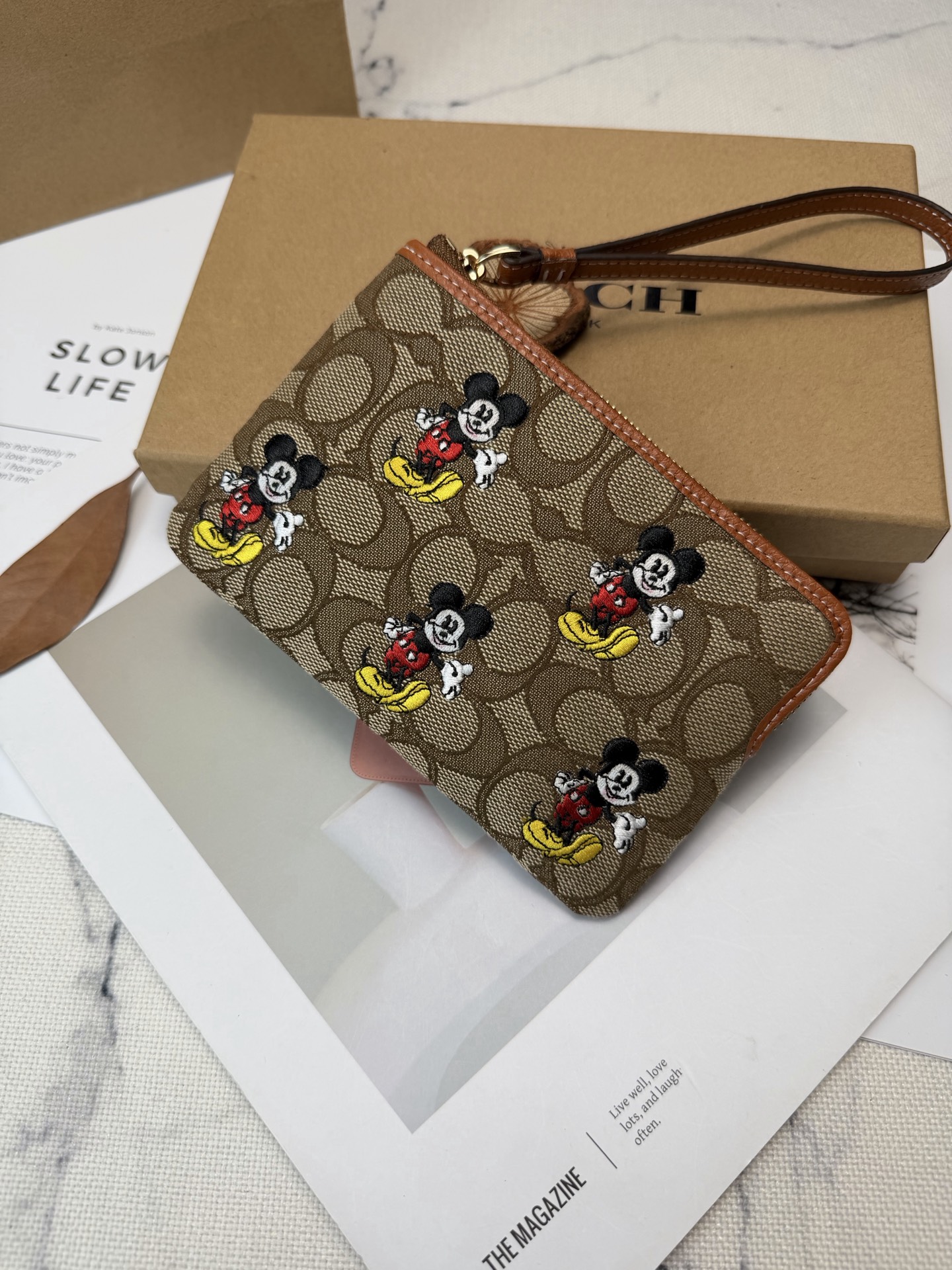 Coach Coach这款CN033和迪士尼联名的米奇零钱手拿包 老花帆布+米奇刺绣 又童趣 棕色皮革边饰