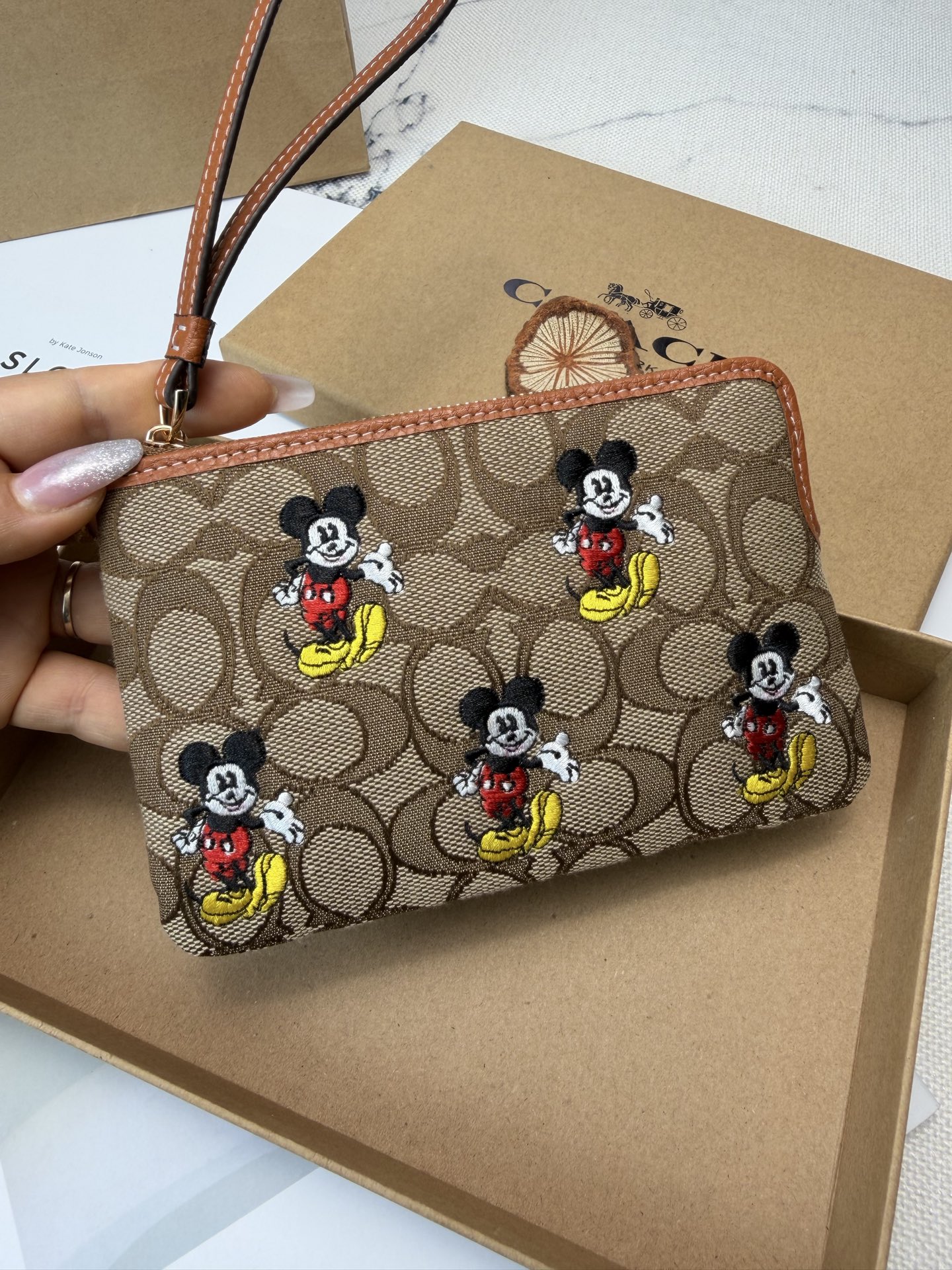 Coach Coach这款CN033和迪士尼联名的米奇零钱手拿包 老花帆布+米奇刺绣 又童趣 棕色皮革边饰