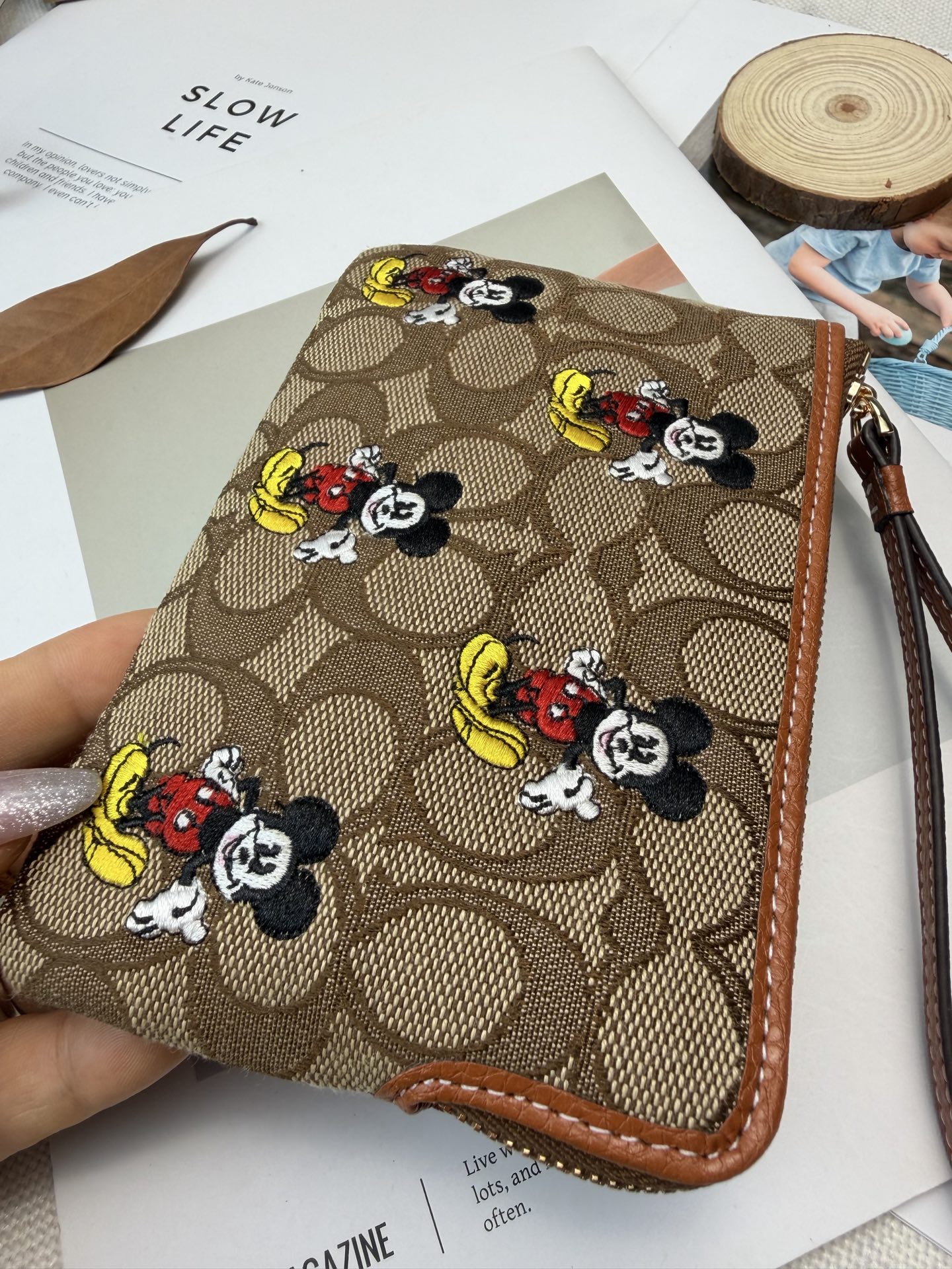 Coach Coach这款CN033和迪士尼联名的米奇零钱手拿包 老花帆布+米奇刺绣 又童趣 棕色皮革边饰